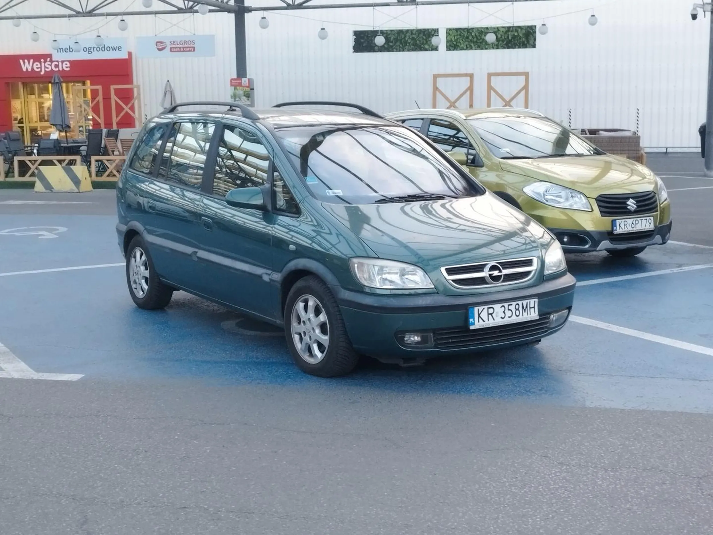 Gamoń nie dość, że parkuje na miejscu dla niepełnosprawnych pod Selgros to robi to wjeżdżając na parking pod prąd... Chłopie, oddaj PJ...