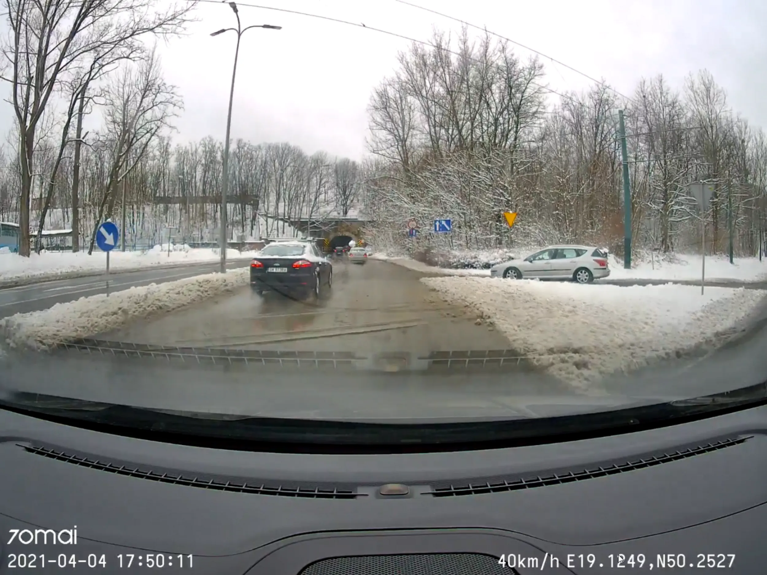 Młody, ktoś w końcu nie zahamuje i rozwali ci ta brykę. Nawet nie zwolniłeś na ustąp i zmusiłeś mnie do mocnego hamowania, a kolegę co chciał iść na solo na światłach to  pozdrawiam, bo mi humor poprawił swoim błaznowaniem.