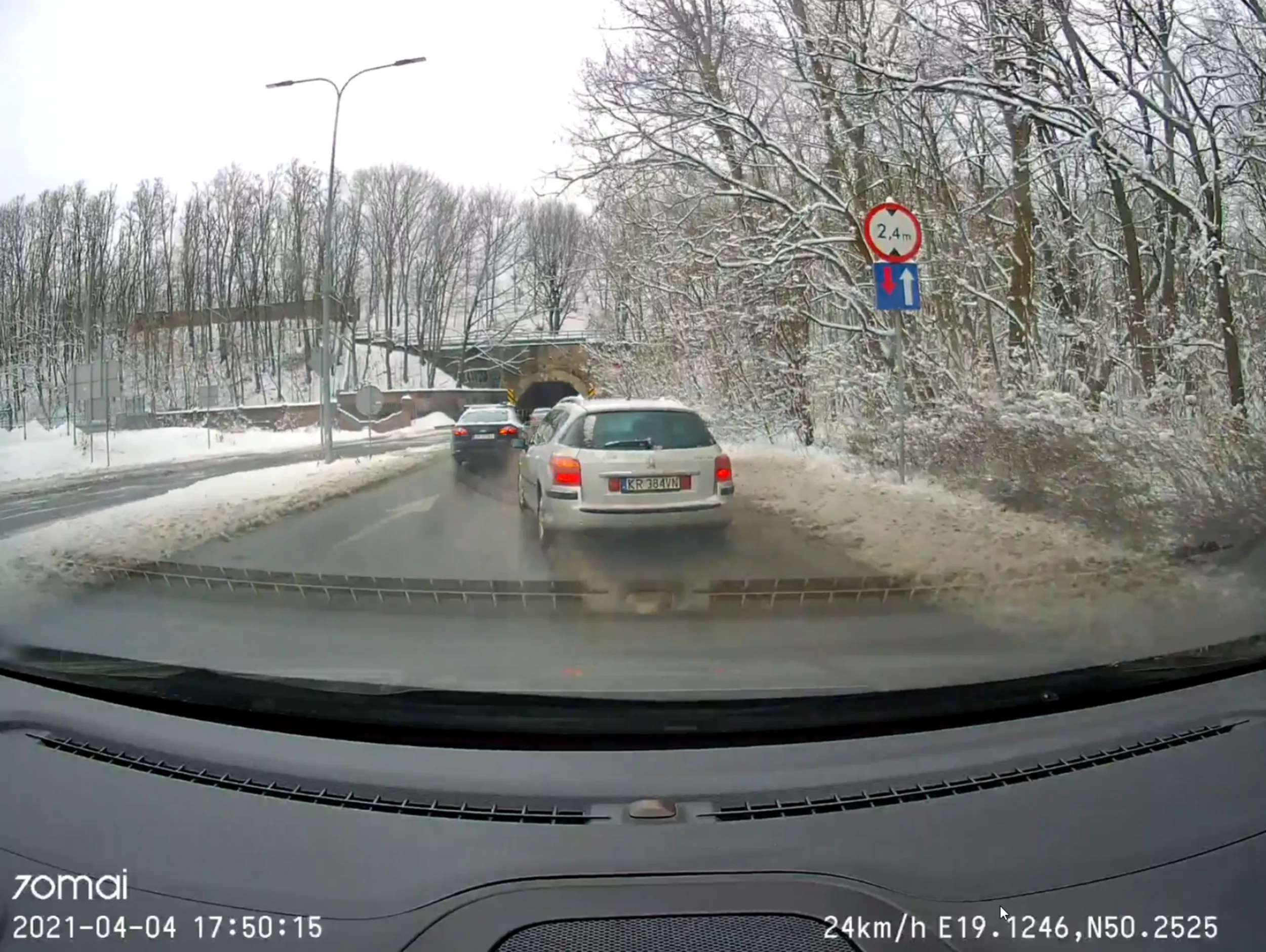 Młody, ktoś w końcu nie zahamuje i rozwali ci ta brykę. Nawet nie zwolniłeś na ustąp i zmusiłeś mnie do mocnego hamowania, a kolegę co chciał iść na solo na światłach to  pozdrawiam, bo mi humor poprawił swoim błaznowaniem.