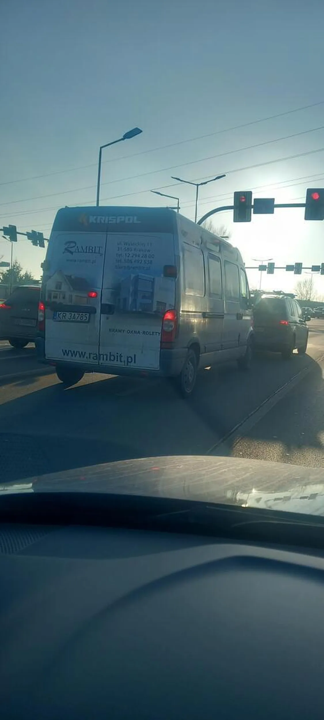 Kierowca nie zwraca uwagi że jestem na swoim pasie na rondzie kolo M1 w Krakowie 12.12.2025 tylko bokiem dzy wysepce wepchnął się przedemnie. Darmowa reklama dla firmy zapewniona przez kierującego który nie reagował nawet na moje trąbienie jak mijał mój lewy przedni błotnik na mklimetry.