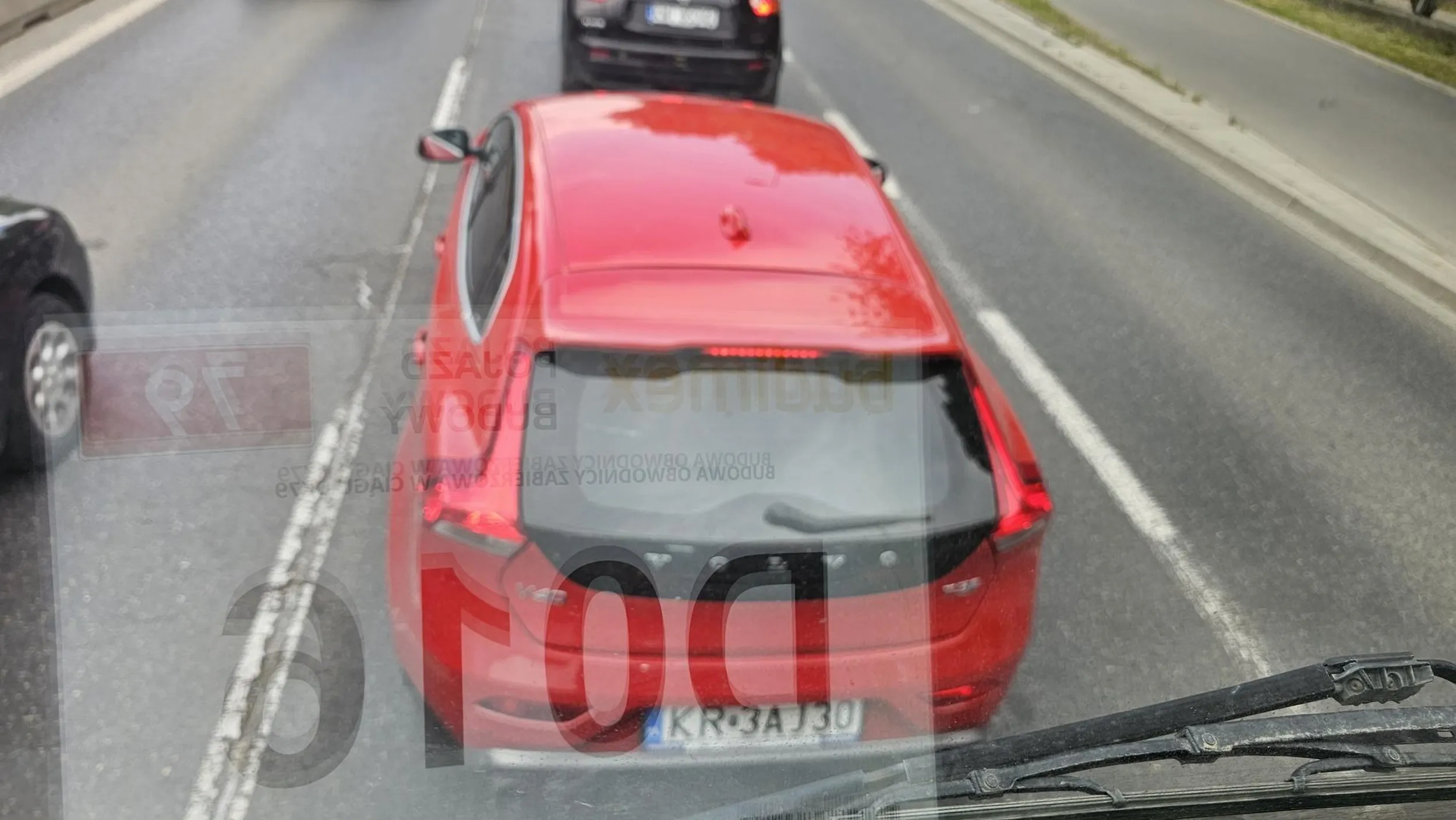 Twoje 2 krotne próby wymuszenia zostały nagrane przez kamerę samochodowa w aucie jak na ciągłej linii wymuszasz pierwszeństwo i wjeżdżasz przed ciezarowke, również to jak tamujesz ruch. Nagranie zostało przekazane. To jest tak jak się ryje* zrobiło prawko a jeździć się nie umie.