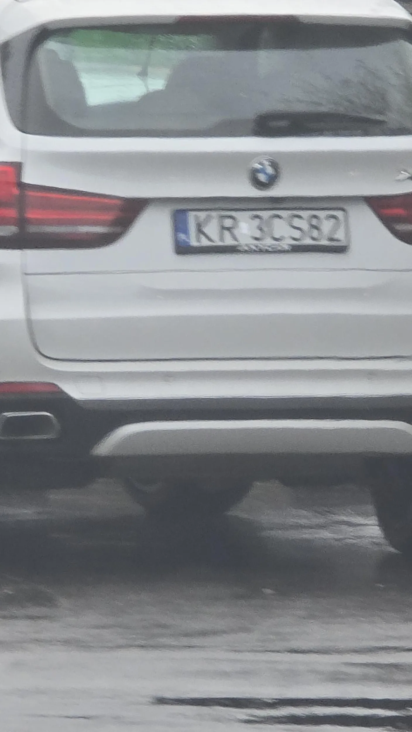 Jaśnie Pani nie będzie jak plebs czekała na skręt w prawo, pojedzie lewym, wymusi na prawy i zadowolona. Mam nadzieję że karma wróci. Do samej blachy.