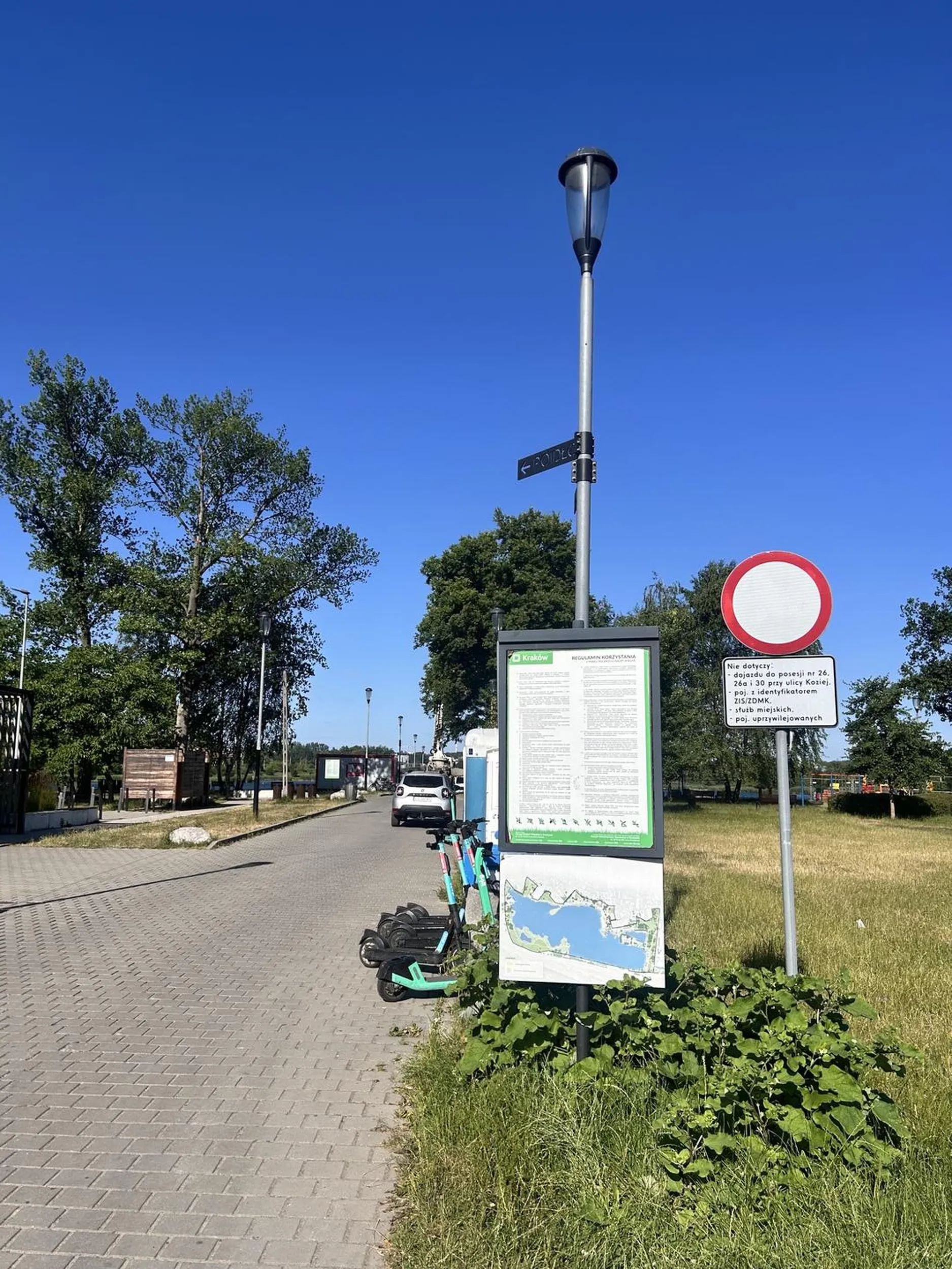 trzeba podjechac pod sam zalew