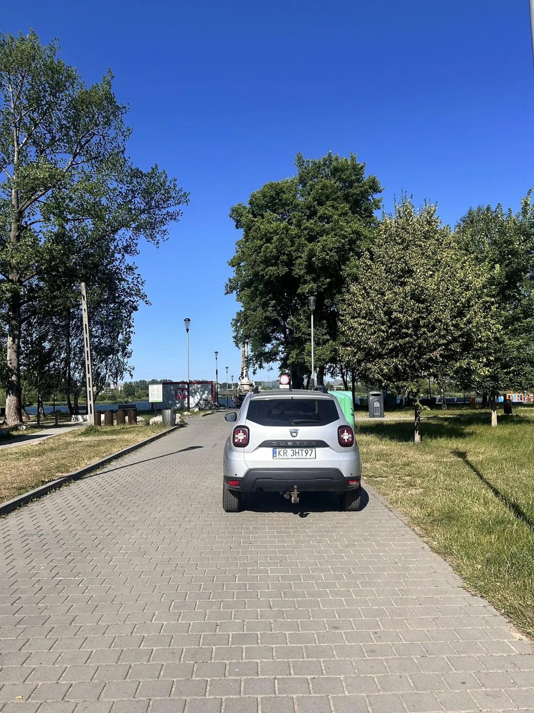 trzeba podjechac pod sam zalew