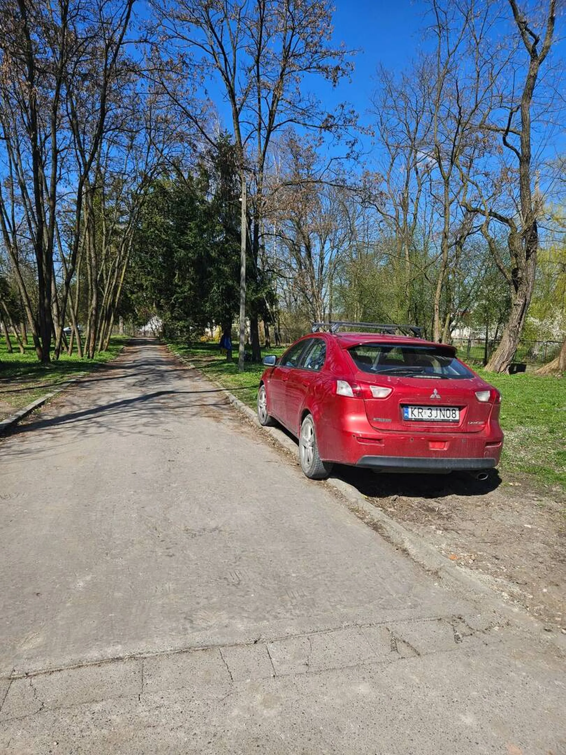 Bardzo proszę nie niszczyć zieleńca na terenie szkoły, spadnie deszcz to będzie tam wszędzie błoto.