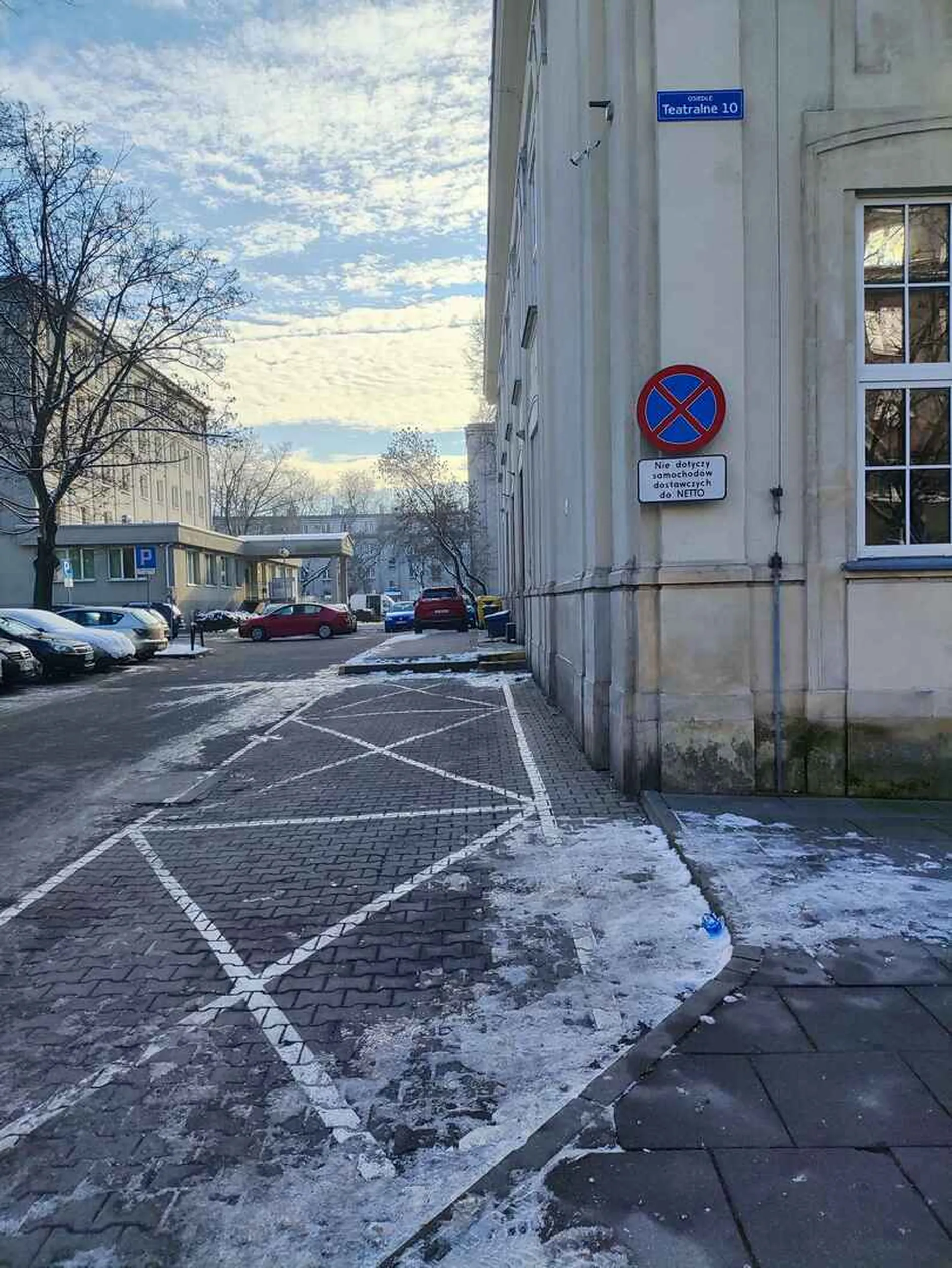 Mimo wyznaczonego miejsca dostaw, lepiej jeździ się wzdłuż chodnika i po przejściu dla pieszych