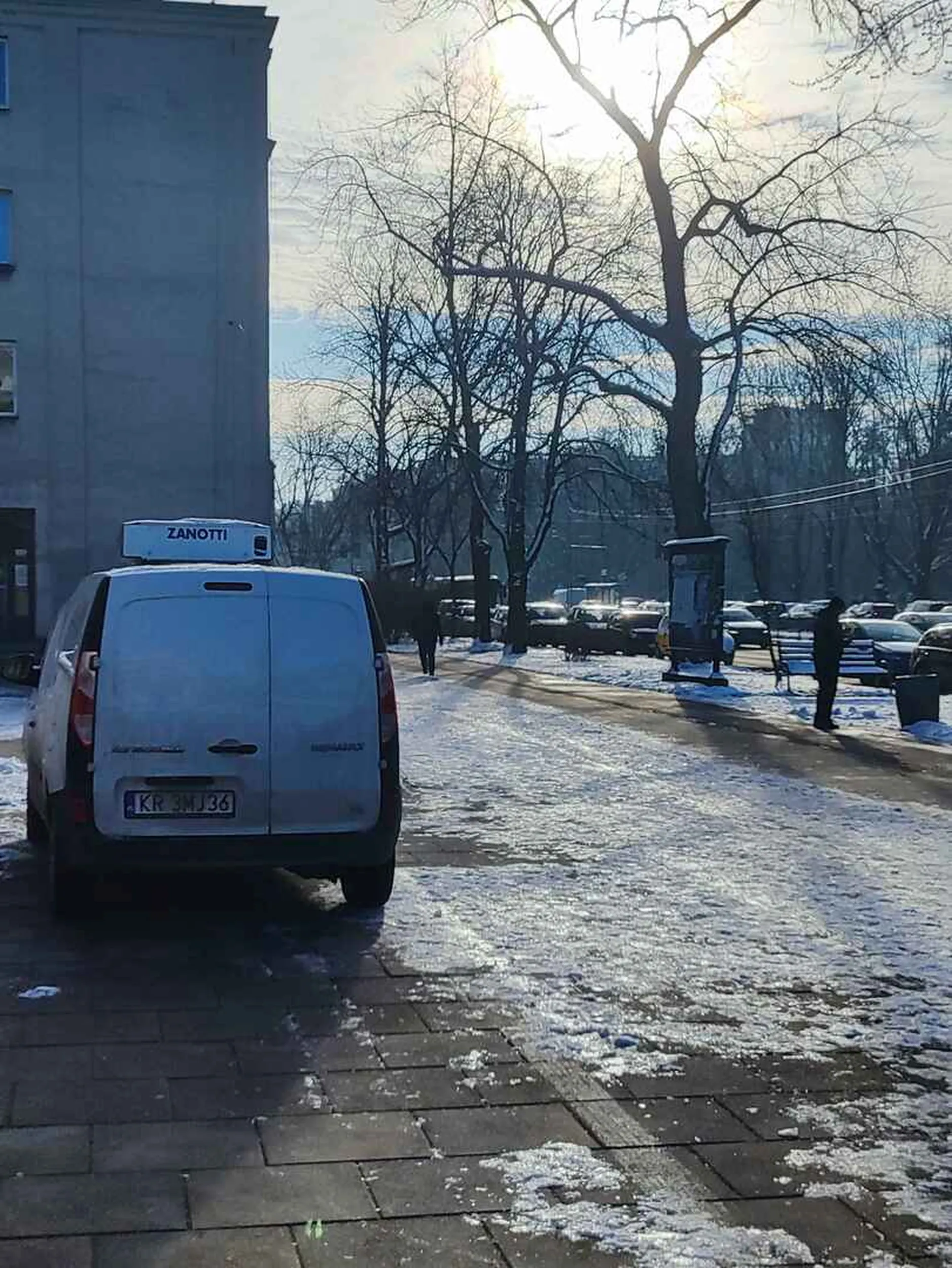 Mimo wyznaczonego miejsca dostaw, lepiej jeździ się wzdłuż chodnika i po przejściu dla pieszych