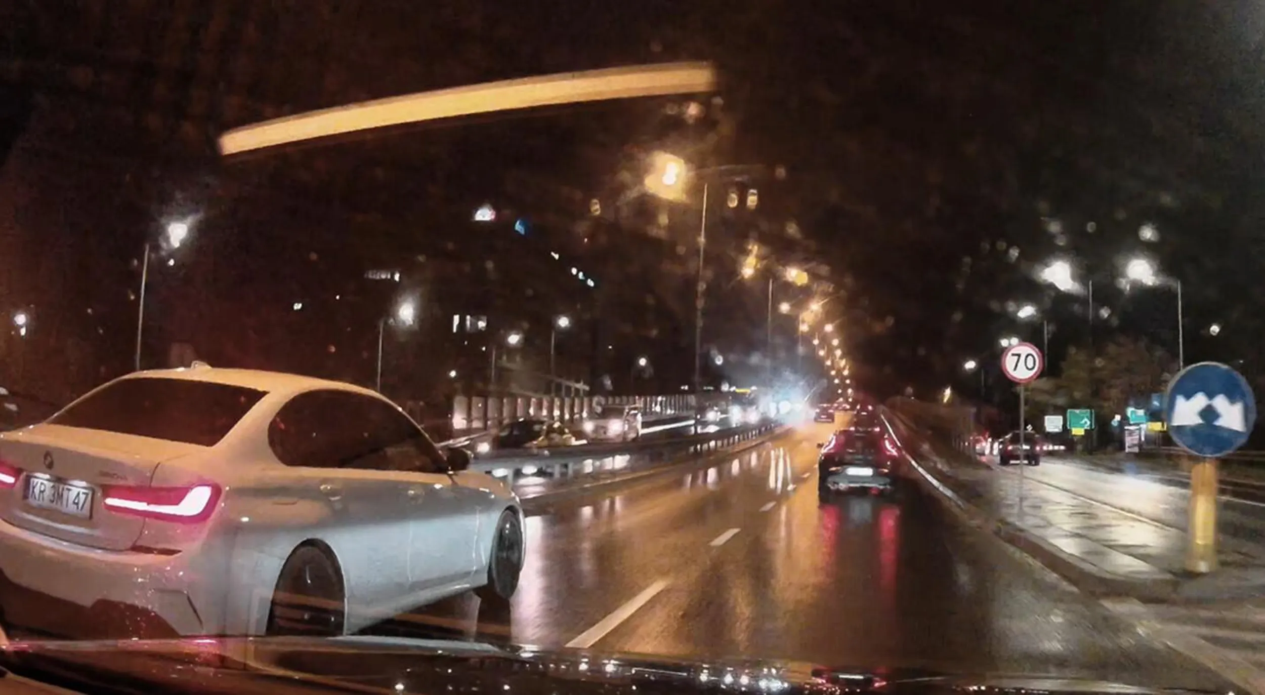 babiszon przyklejony do lewego pasa, jadąc nim wolniej niż 3/4 samochodów na prawym