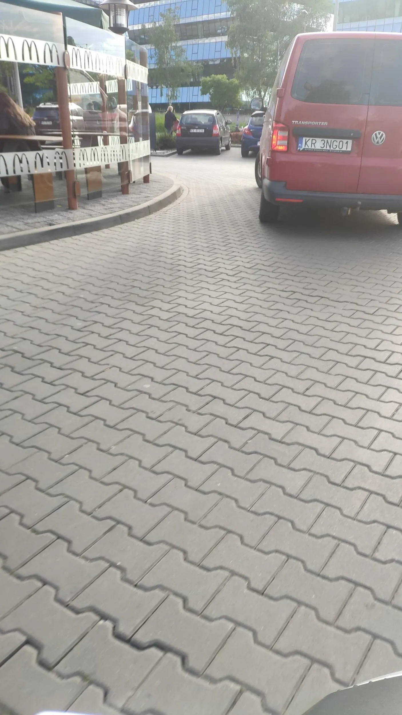 Jezdzi jak chce wymusza pierwszenstwo w takim miejscu gdzie mozna ludzi pozabijac, niewzruszony niczym spasiona maciora spieszy sie a zeby uzupelnic nadmiar tluszczu w mc-u