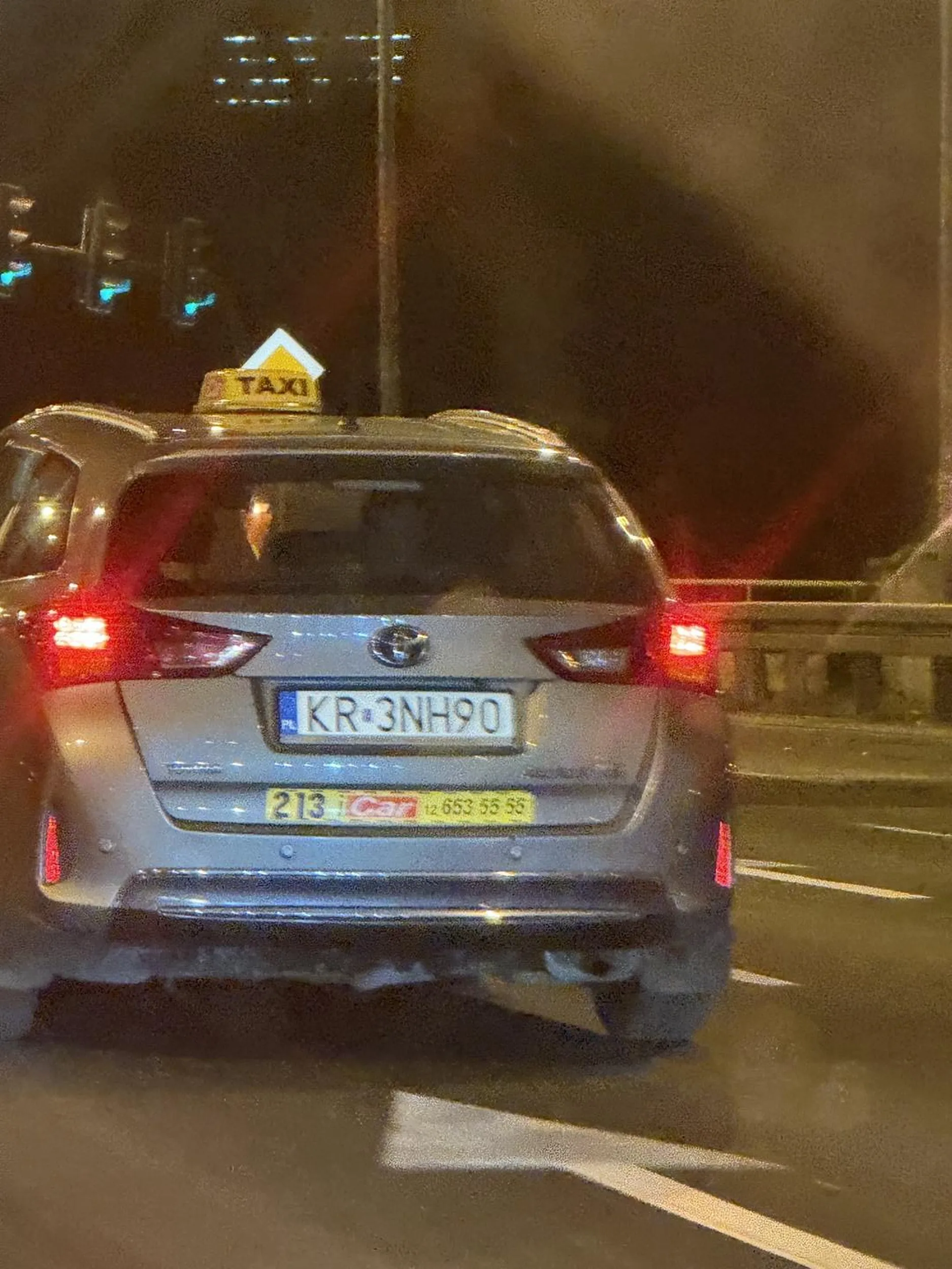 wyjechal nam okropnie na rondzie na parkingu galerii krakowskiej i potem jechal z mega duza predkoscia (i tak sie "spotkalismy" na mogilskim, wiec serio nie wiem po co tak szarzowac w centrum miasta)