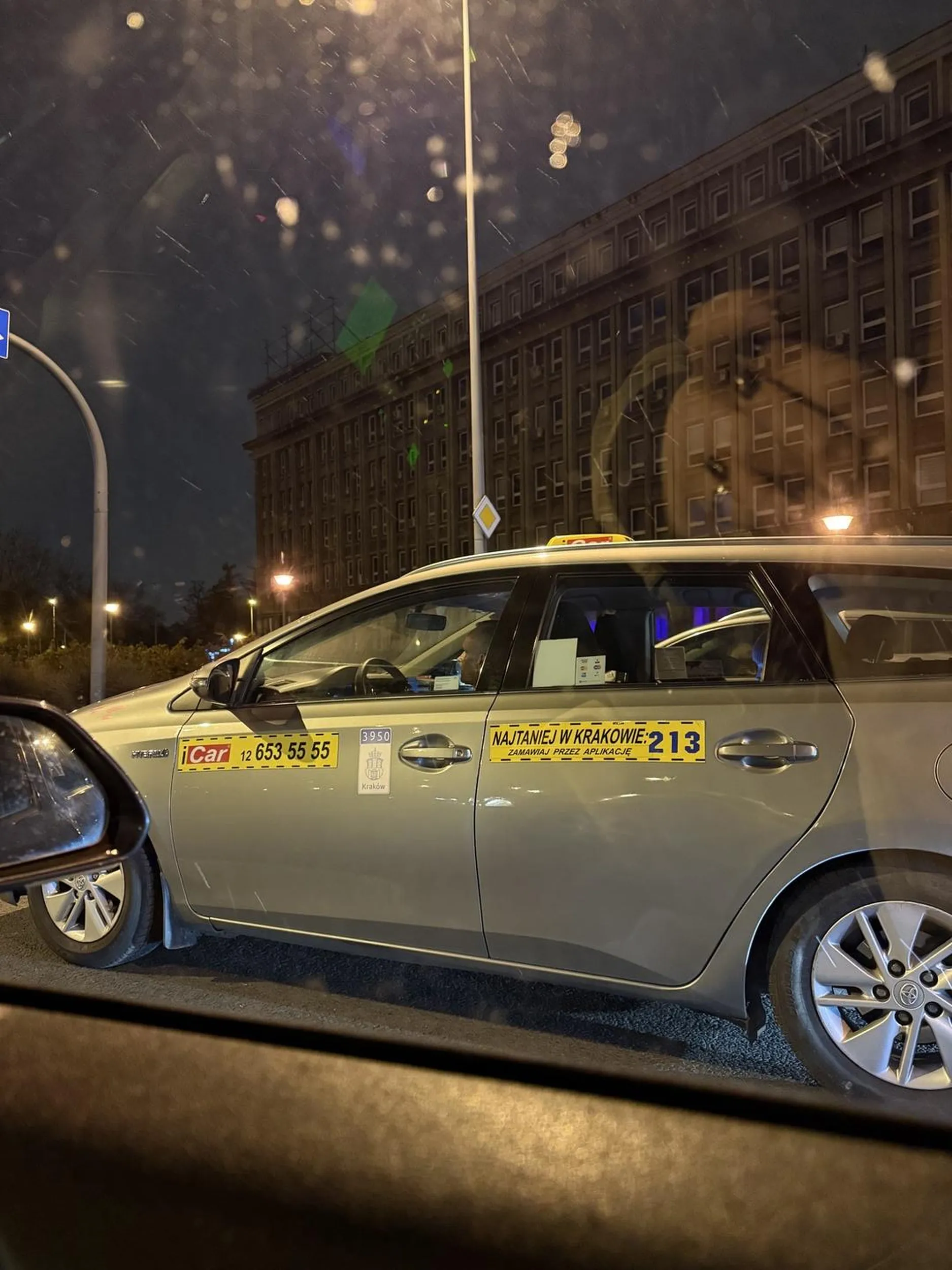 wyjechal nam okropnie na rondzie na parkingu galerii krakowskiej i potem jechal z mega duza predkoscia (i tak sie "spotkalismy" na mogilskim, wiec serio nie wiem po co tak szarzowac w centrum miasta)