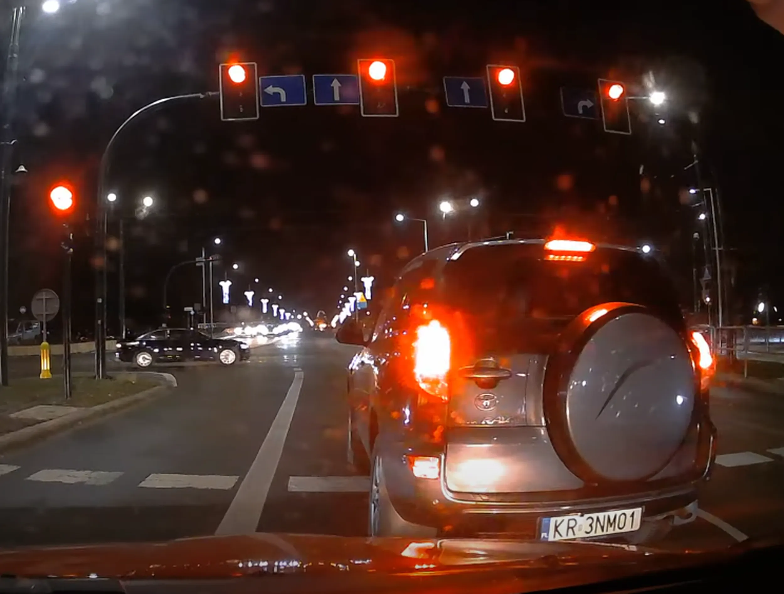 Kierowca niebezpieczny. Przy jeździe 57km/h i zobaczeniu zółtego światła 10m przed skrzyżowaniem hamuje do zera omal nie powodując stłuczki. Sam jednocześnie nie zmieścił się przed linią przerywaną. Warto sobie przypomnieć przepisy co do żółtego światła szczególnie w takich okolicznościach. Zdarzenie z 26.01.2025 przy Jubilacie.