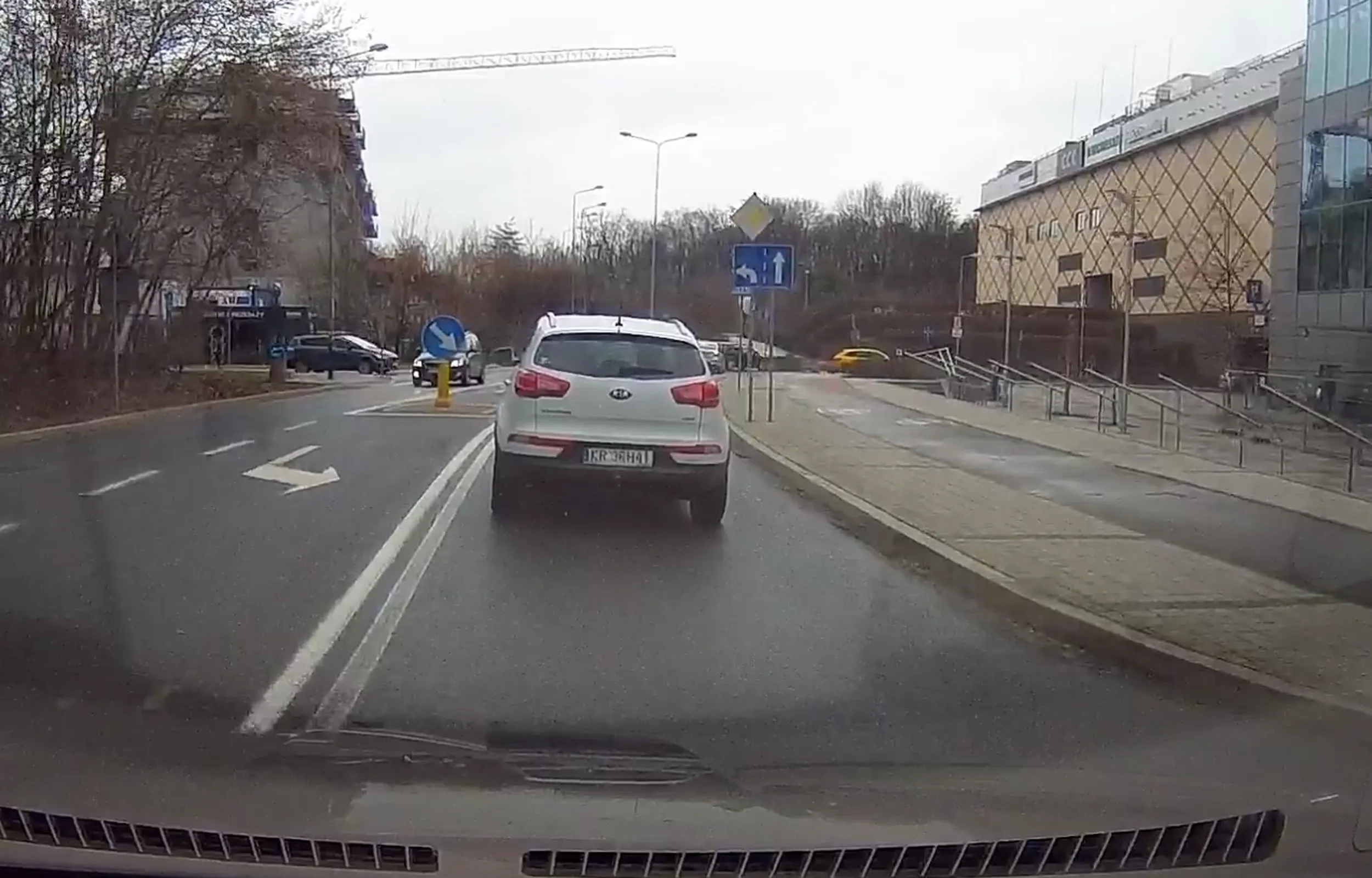 kierowca ma gdzieś pierwszeństwo na drogach, wymusza i powoduje, że inni muszą hamować przed wypadkiem