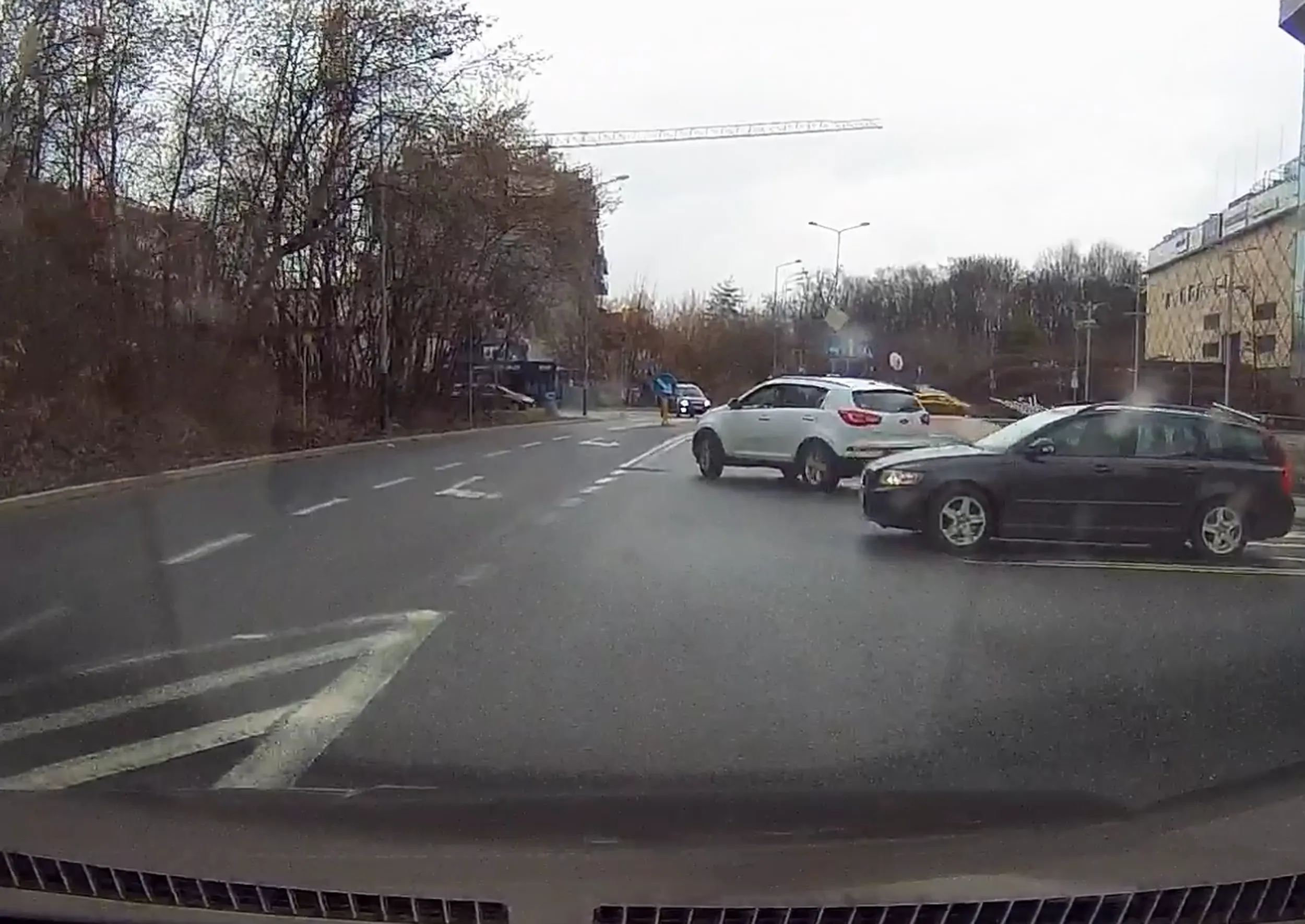 kierowca ma gdzieś pierwszeństwo na drogach, wymusza i powoduje, że inni muszą hamować przed wypadkiem