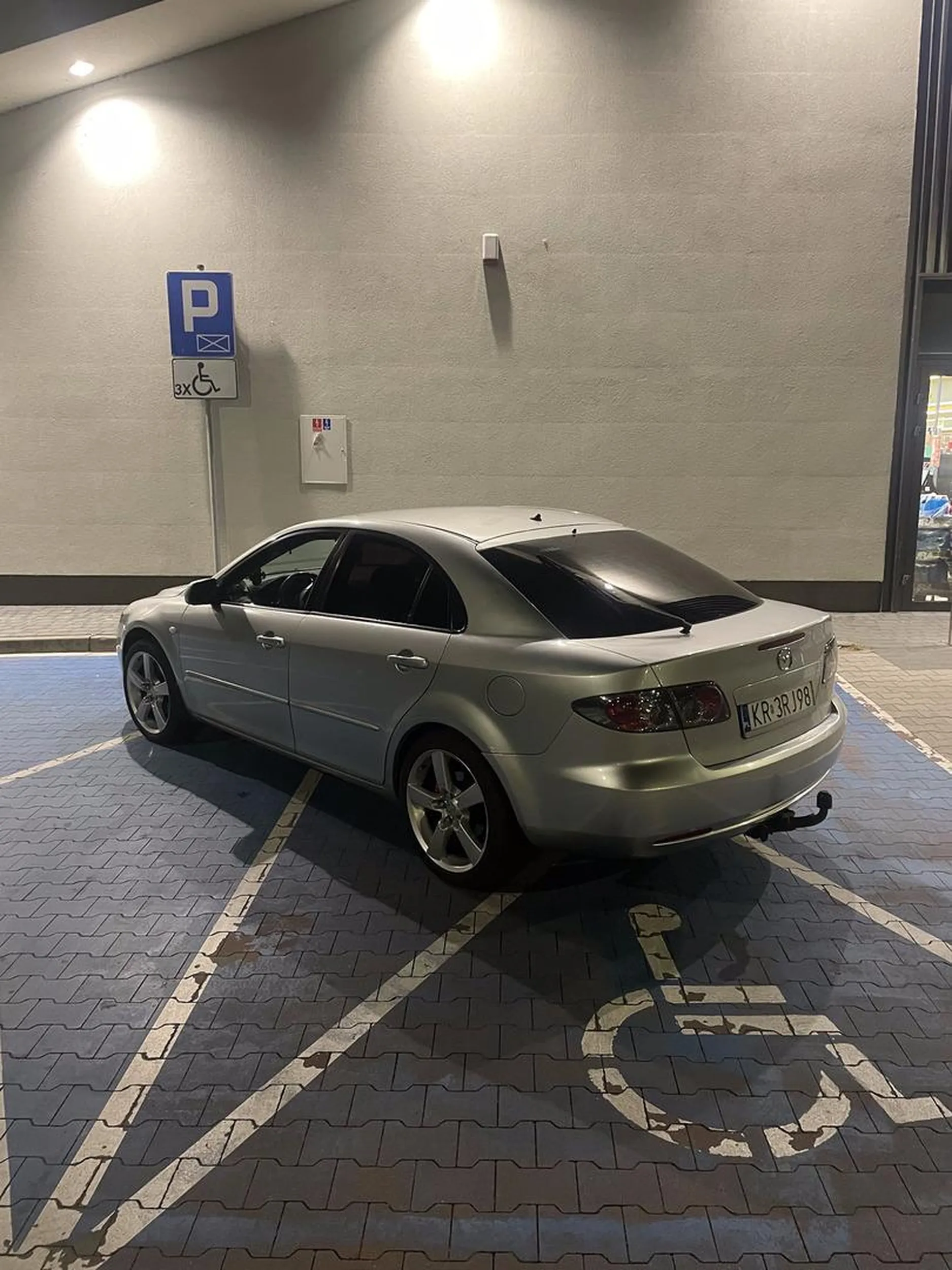 Kierowca notorycznie parkuje na miejscach dla inwalidów, w dodatku parkuje jak stereotypowy kierowca marki BMW.