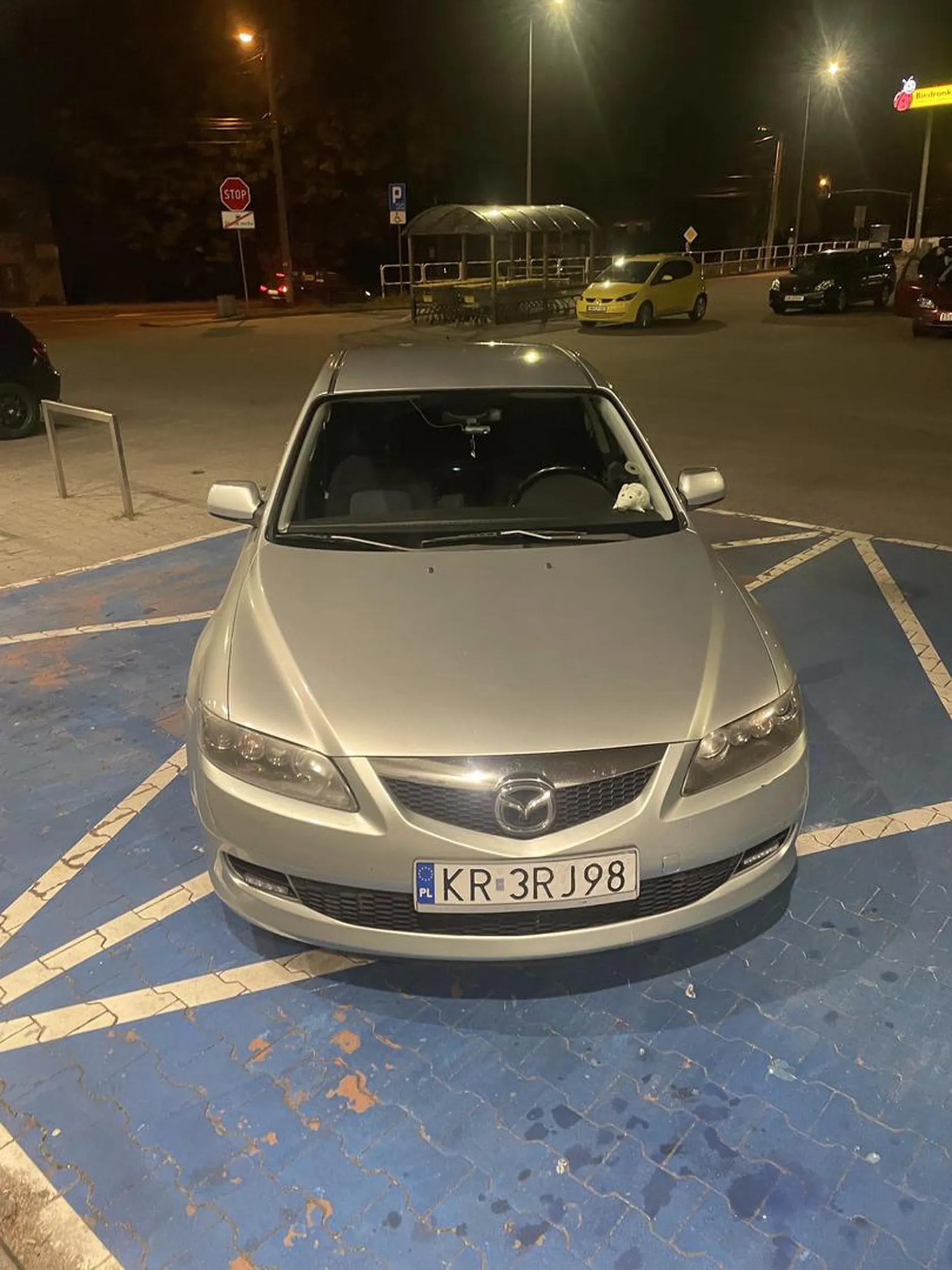 Kierowca notorycznie parkuje na miejscach dla inwalidów, w dodatku parkuje jak stereotypowy kierowca marki BMW.