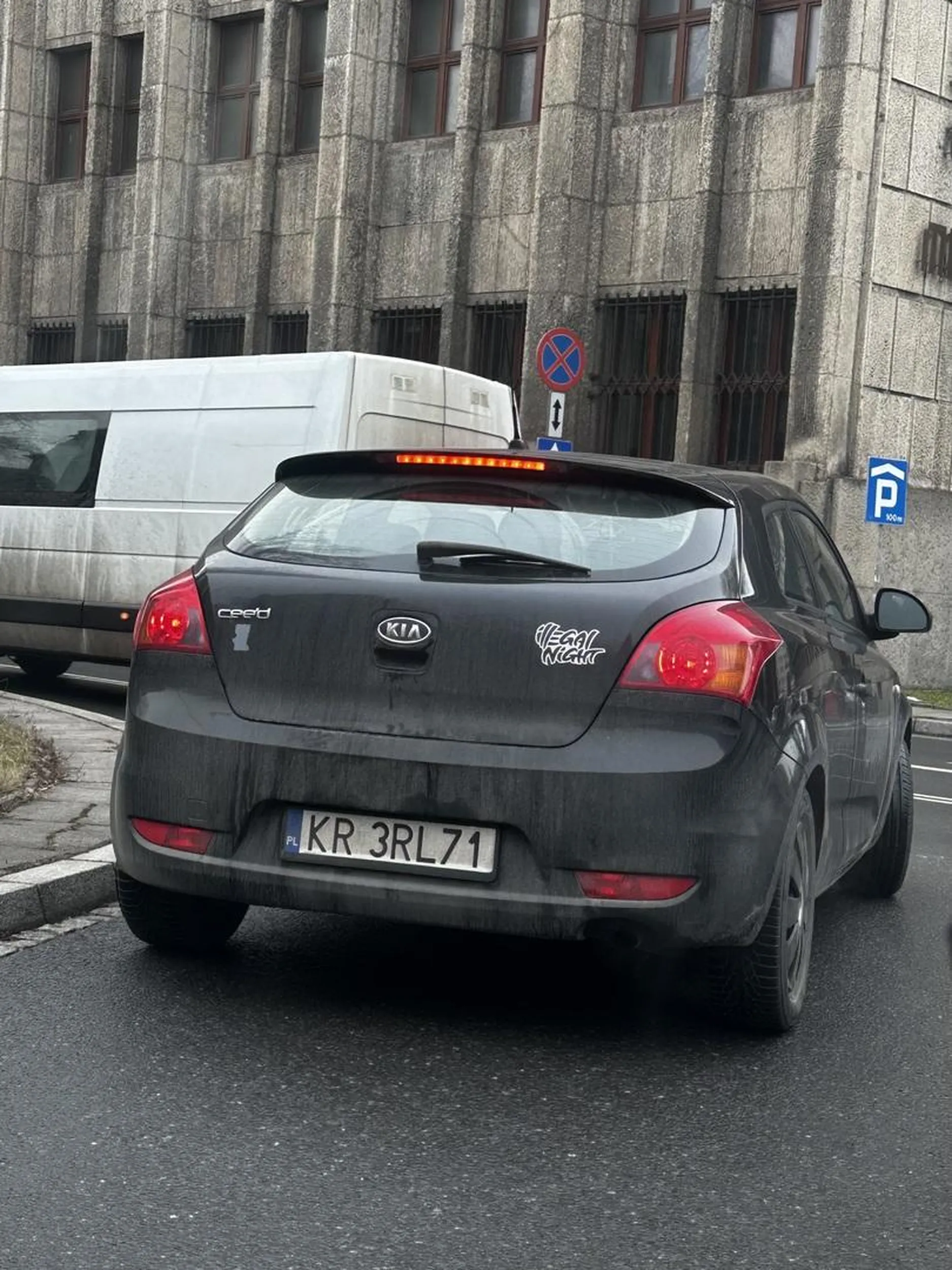 Nie potrafi jeździć (a obklejony naklejkami illegal night). Po zajechaniu drogi pokazuje środkowy palec kobiecie. Polecam unikać na drogach