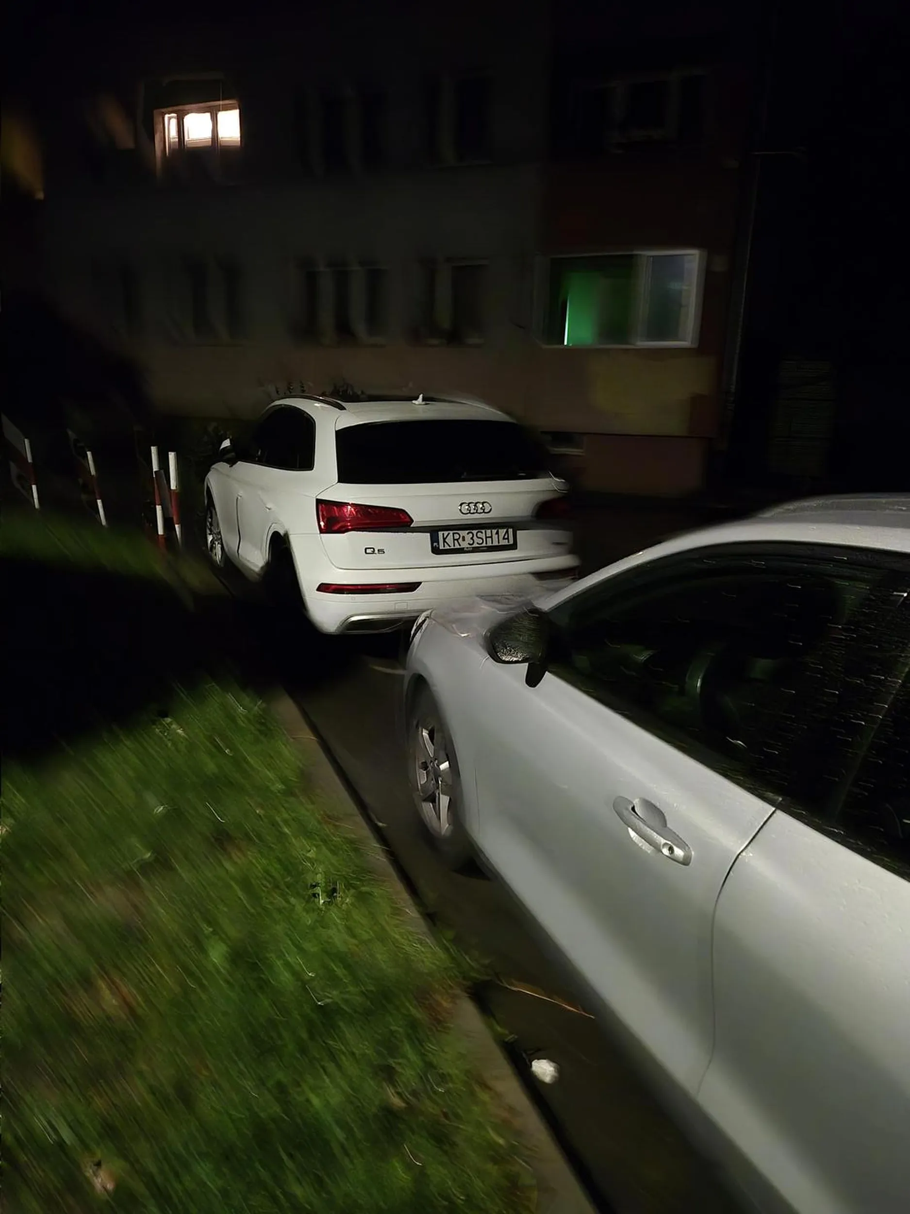 Pozdrawiam geniusza parkowania. Bardzo mi się podobały wyjeżdżanie po chodniku o 12 w nocy. Polecam wszystkim 2/10