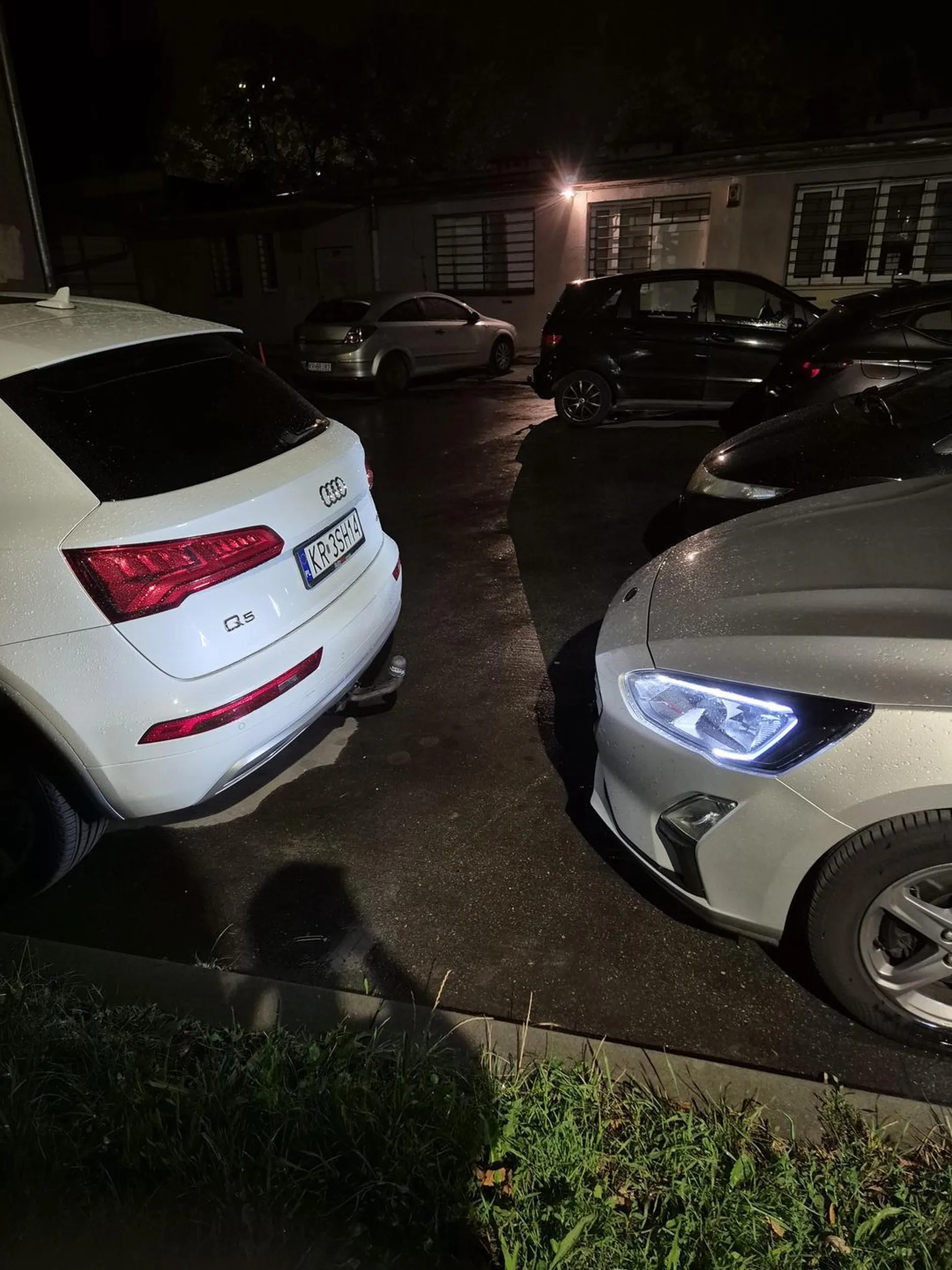 Pozdrawiam geniusza parkowania. Bardzo mi się podobały wyjeżdżanie po chodniku o 12 w nocy. Polecam wszystkim 2/10