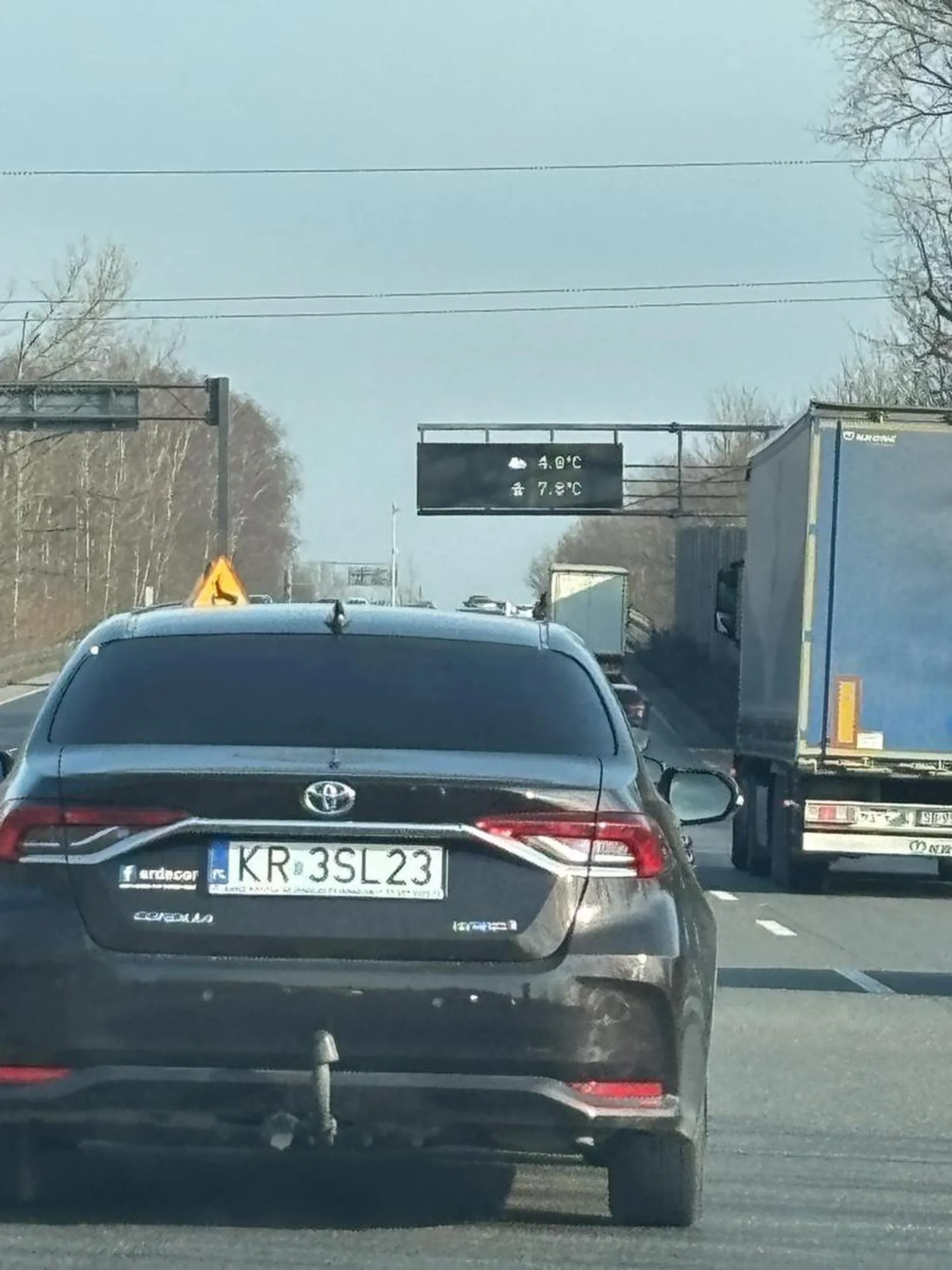 Pana księcia ciągła na światłach nie obowiązuje i wpierdziela sie na chama. W sumie żałuję że zahamowałem wtedy :) bo nawet z klaksonu nic sobie nie robił ani nie przeprosił :)