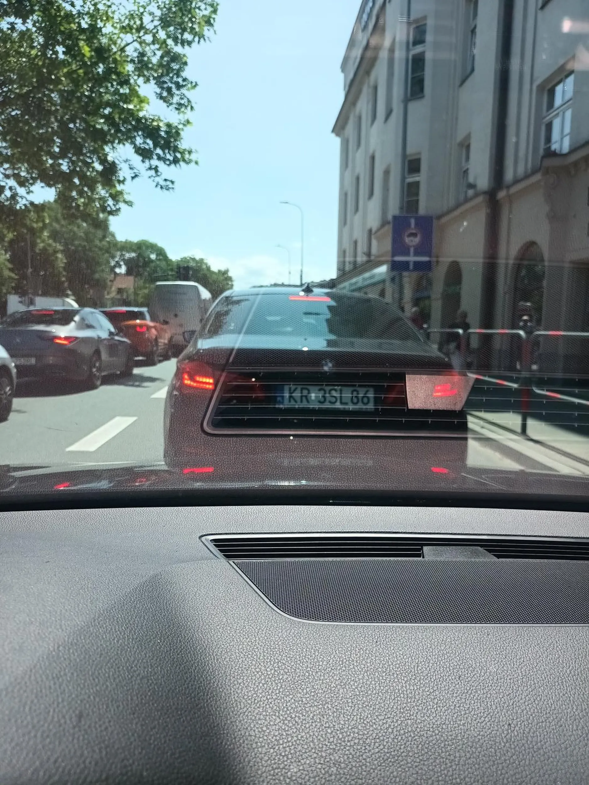 Pan nie potrafi jeździć na suwak Blokuje skrzyzowanie i jeszcze sapie