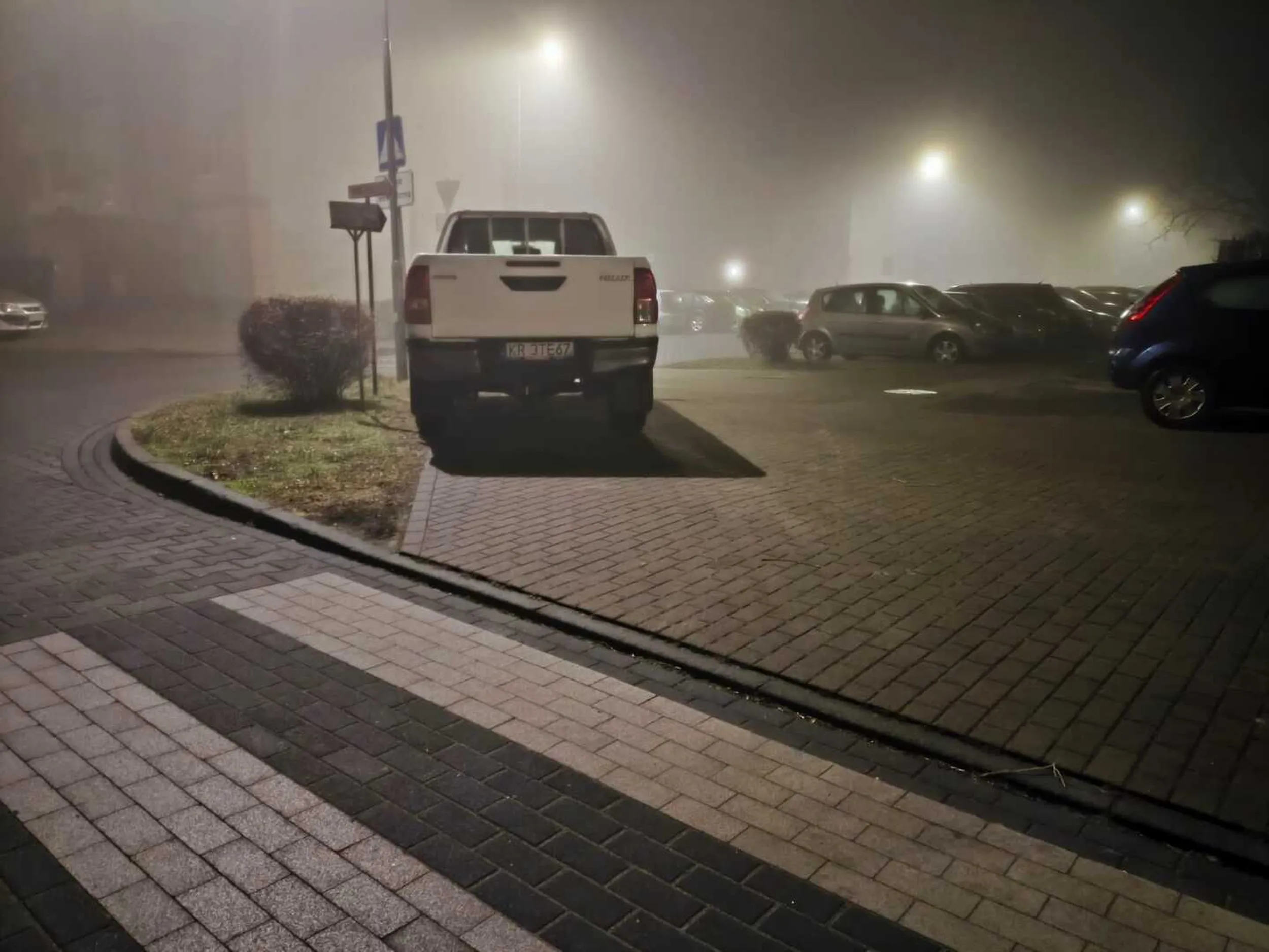 Mistrz parkowania na ulicy Miedzińskiego w Rawiczu. Art. 26 3. 3) Prawa o ruchu drogowym: Kierującemu pojazdem zabrania się jazdy wzdłuż po drodze dla pieszych lub przejściu dla pieszych.