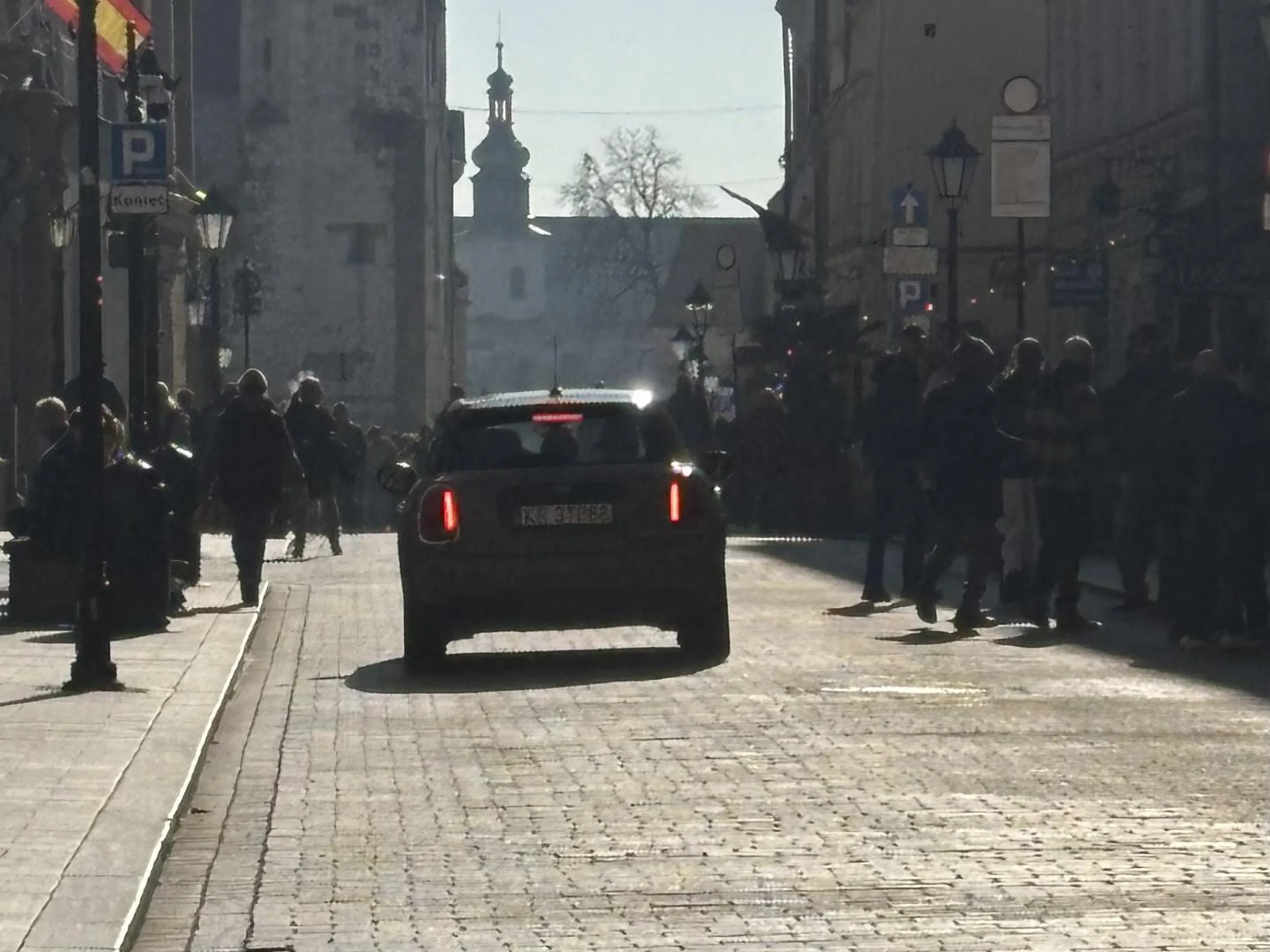 Rozpędzony samochód jechał przez środek rynku w Krakowie niemalże potrącając pieszych