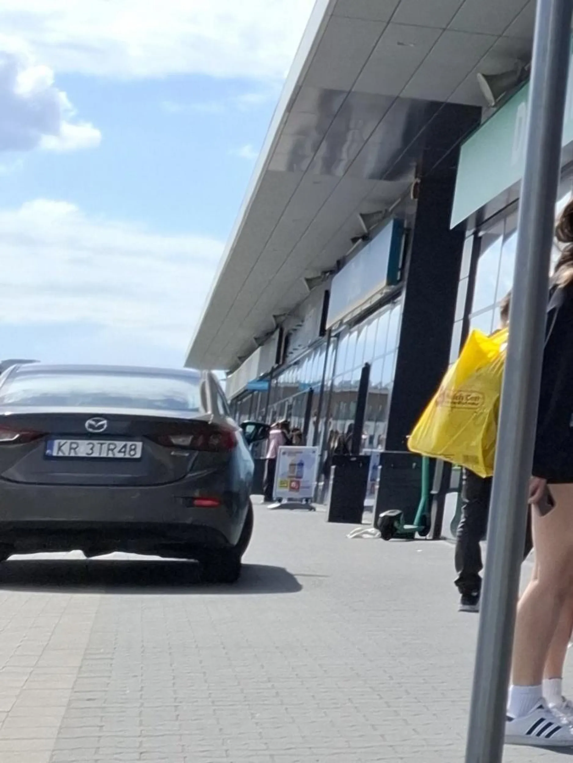 Taran Rozjeżdża ludzi na parkingu.