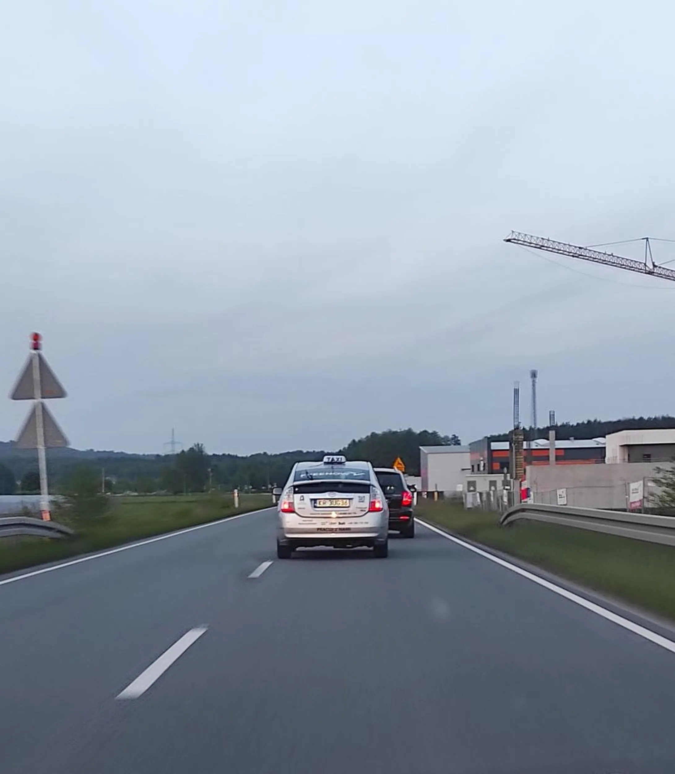 Auto należące do firmy taksówkarskiej, a więc zapewne nie przypisane do jednego kierowcy na dłużej, ale i tak trzeba o nim wspomnieć. Chłop jeździ jak świr, na obwodnicy wyprzedza pasem do lewoskrętu przez 10 sekund, bo móc go nie puszcza zrobić to szybciej i składa się ledwo przed ostrym zakrętem, następnie ścina ten ostry zakręt lewym pasem a na koniec wyprzedza na trzeciego na podwójnej ciągłej kończąc manewr z 50 metrów przed rondem. Gdybym miał kamerę, ćwoku, to nagranie byłoby jeszcze dziś na policji. Nie masz 300 KM pod maską ani zapewne zdolności do wykonywania takich chorych manewrów, więc prędzej czy później skończy się to tragedią dla osób postronnych gdy polecisz z kimś na czołówkę. Zostałeś zgłoszony do centrali Twojej firmy raz i zrobię to jutro ponownie żeby się upewnić, że dostaniesz przynajmniej naganę.