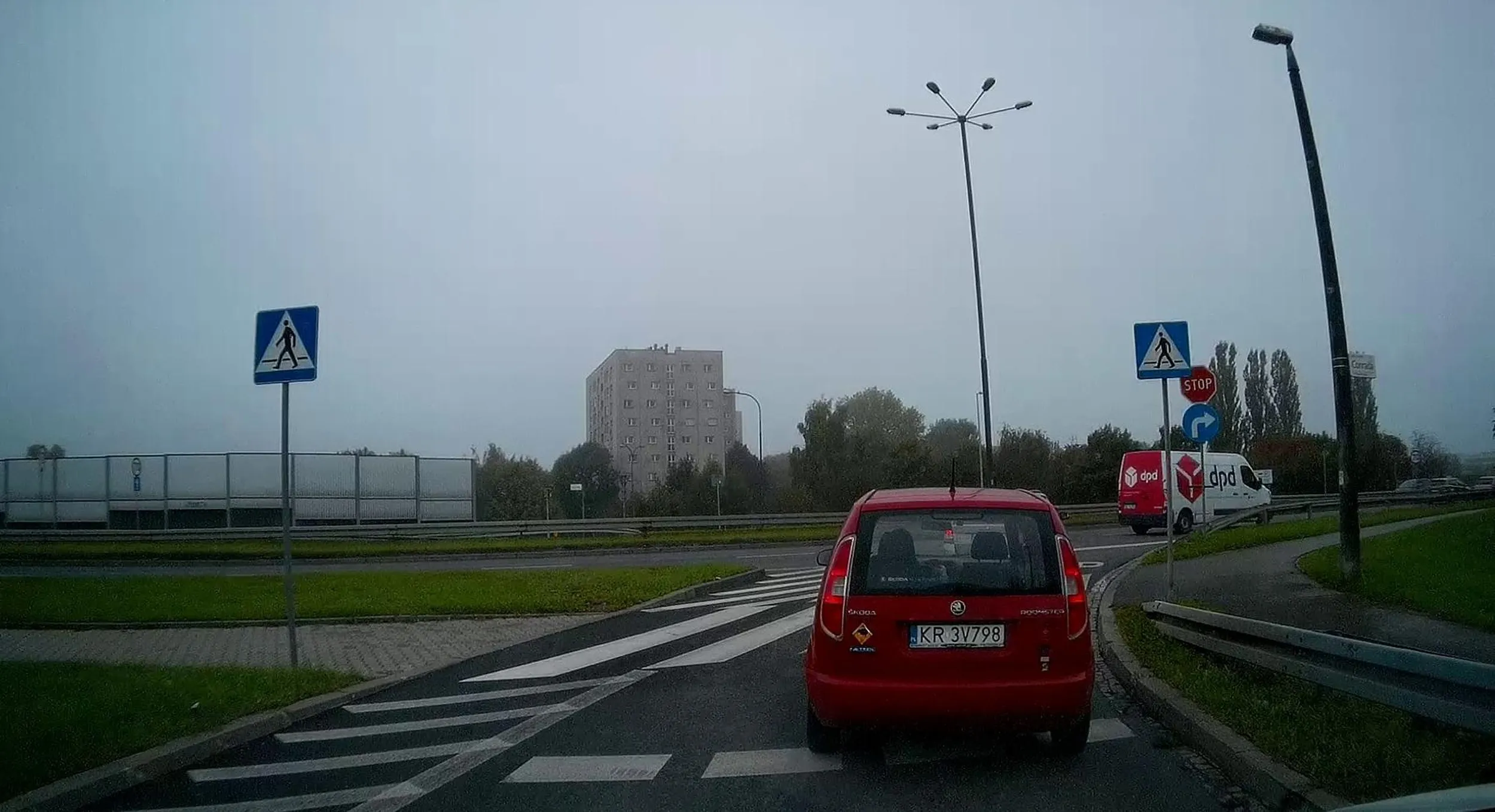 Nie stosuje się do znaków a dodatkowo używa telefonu podczas prowadzenia pojazdu.