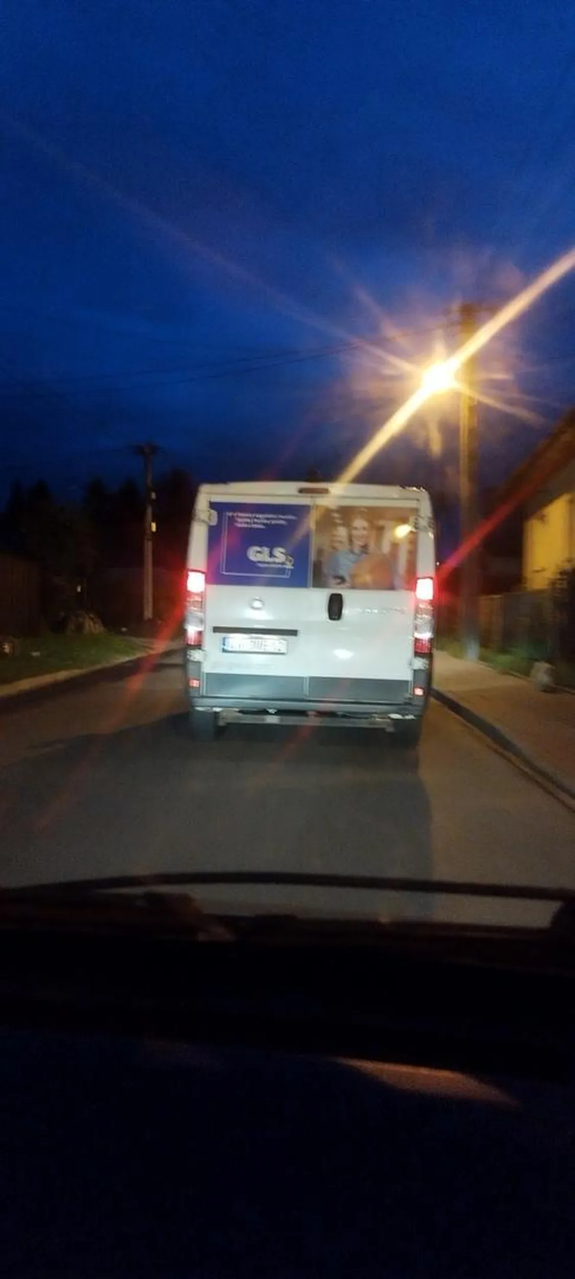 Oczywiście kurier GLS nie patrzący na znaki wymusza pierwszeństwo, wypadł z podporządkowanej nic nie patrząc