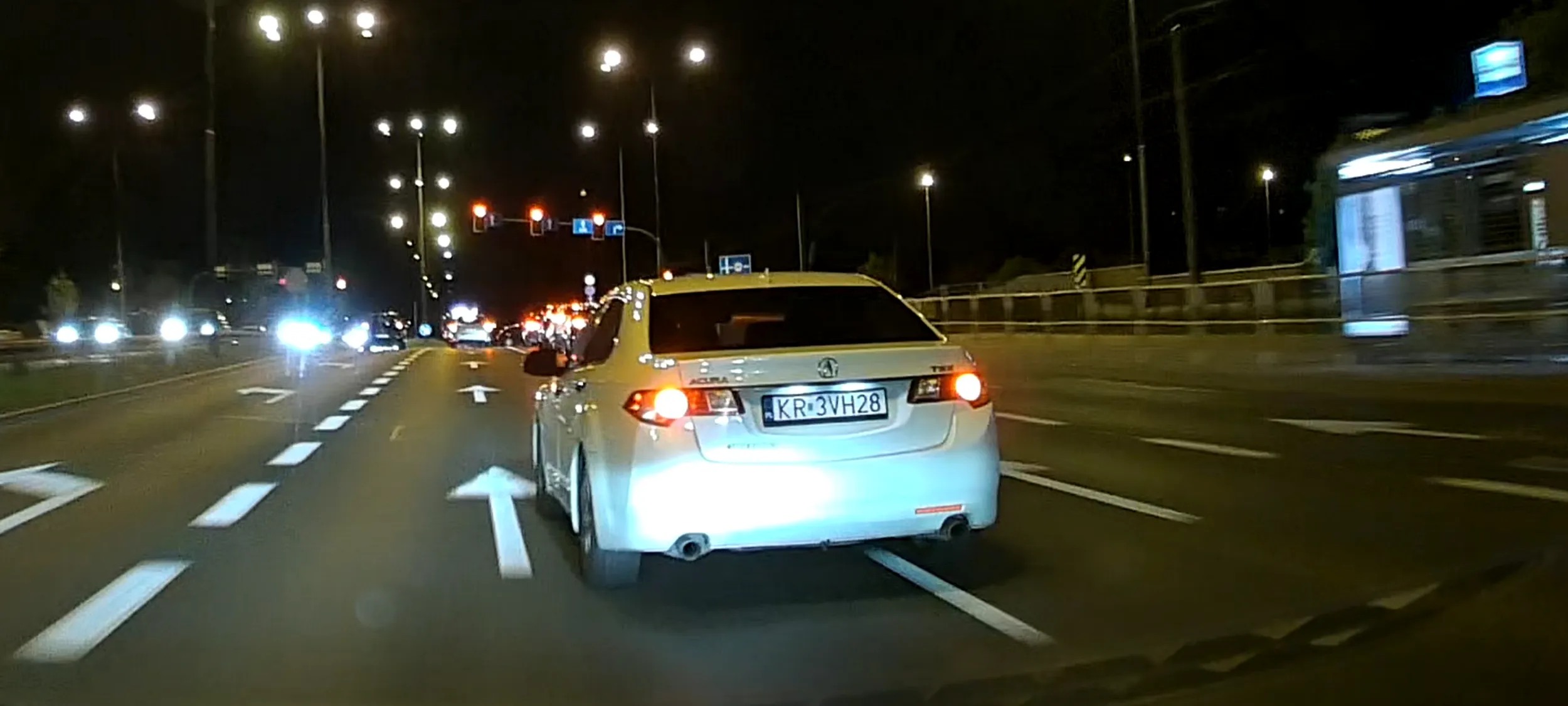 Nie polecam tak zmieniać pasów bez kierunków bo to drogo wychodzi  hamować też nie warto bo prawko cenne teraz