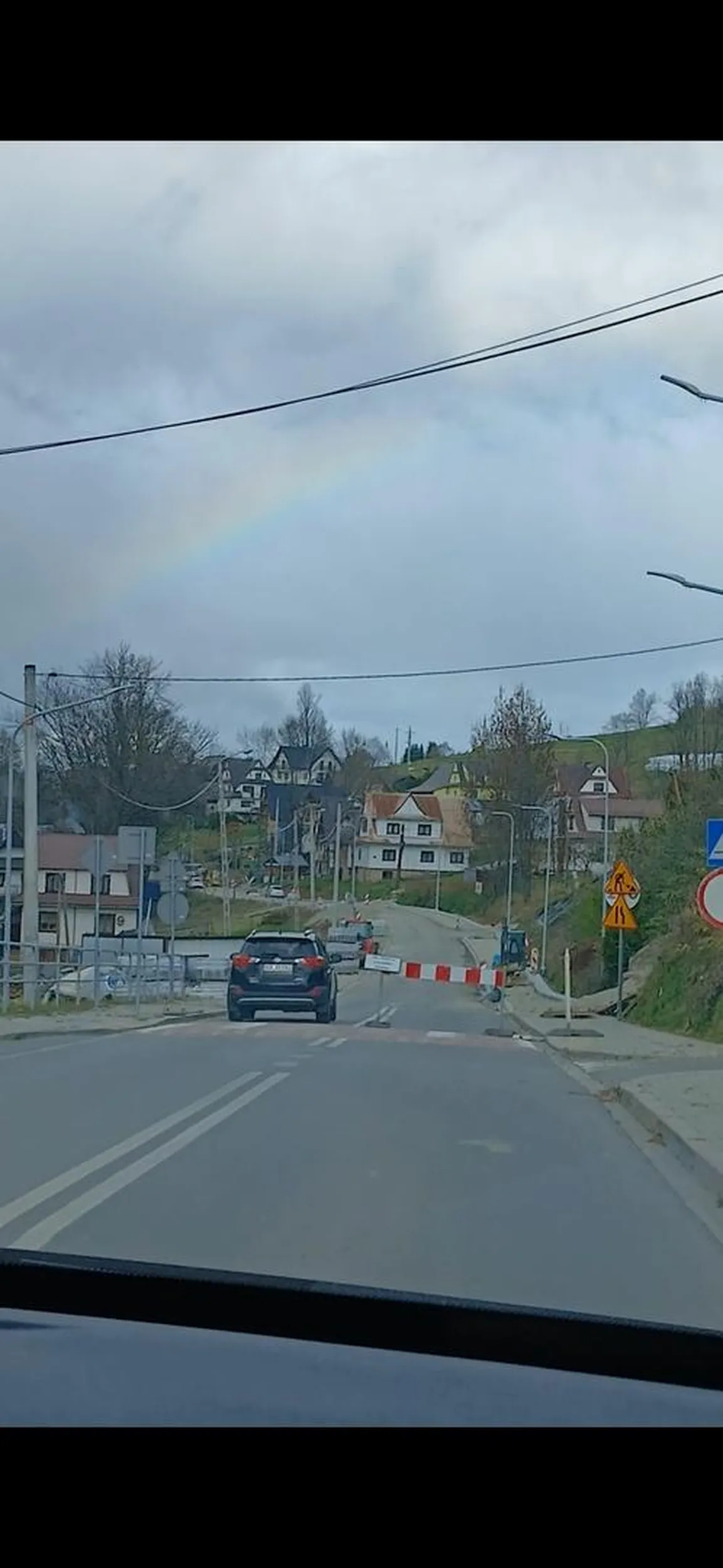 Kierowca jedzie środkiem drogi i pojechał na zamkniętą drogę na zakazie nie zwalnia na progu zwalniającym