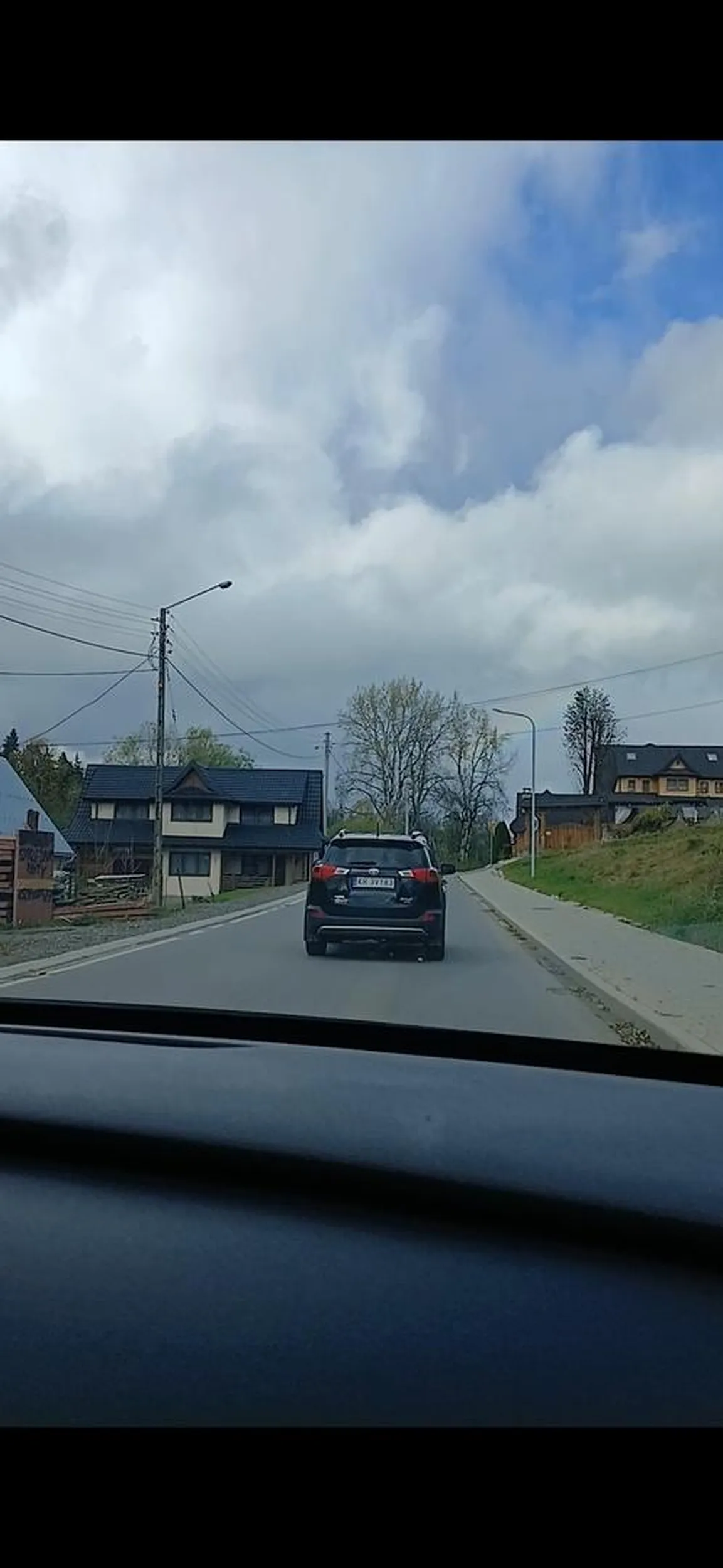 Kierowca jedzie środkiem drogi i pojechał na zamkniętą drogę na zakazie nie zwalnia na progu zwalniającym