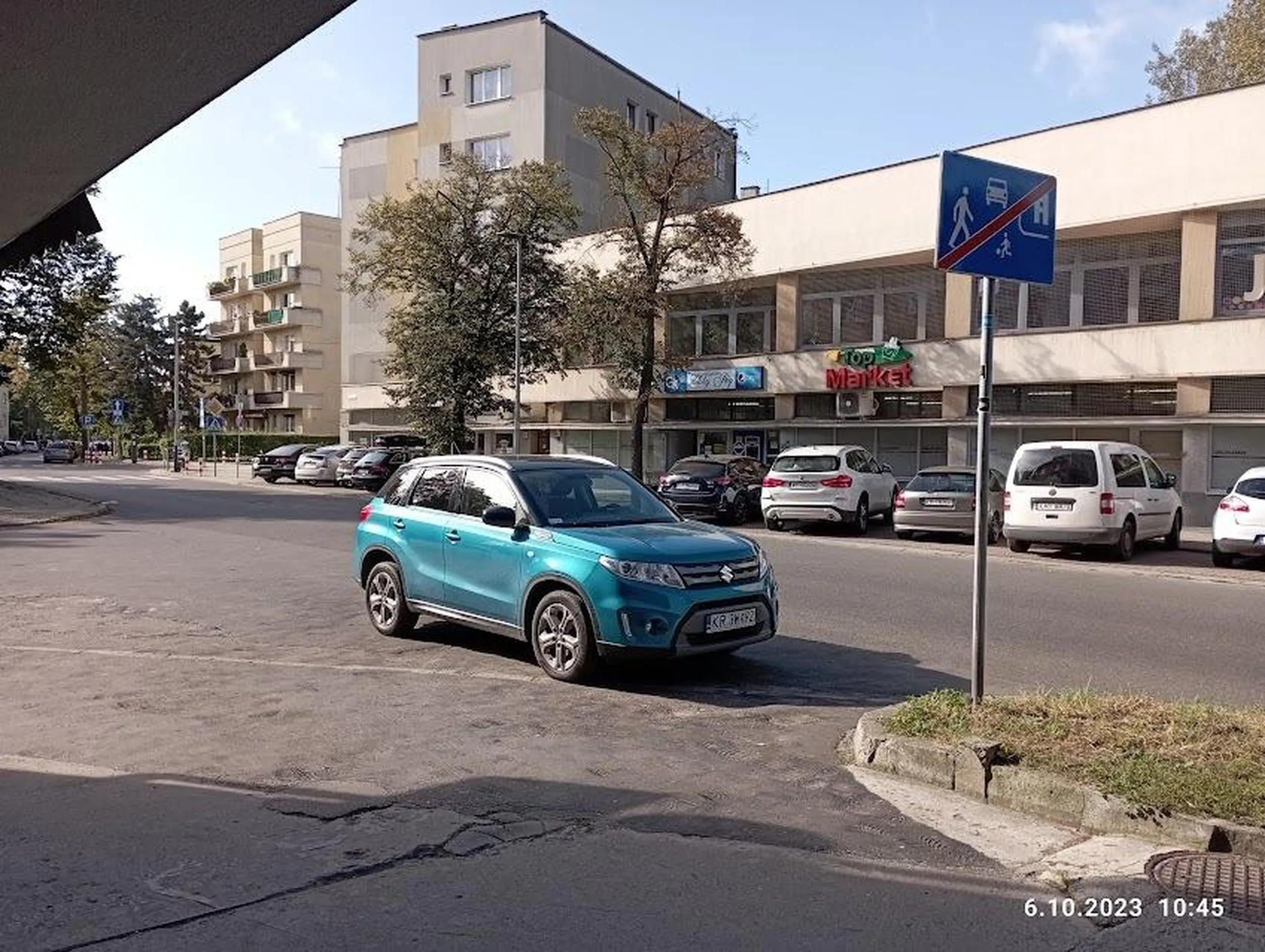 Parkuje na skrzyżowaniu.Prawko z chipsów.