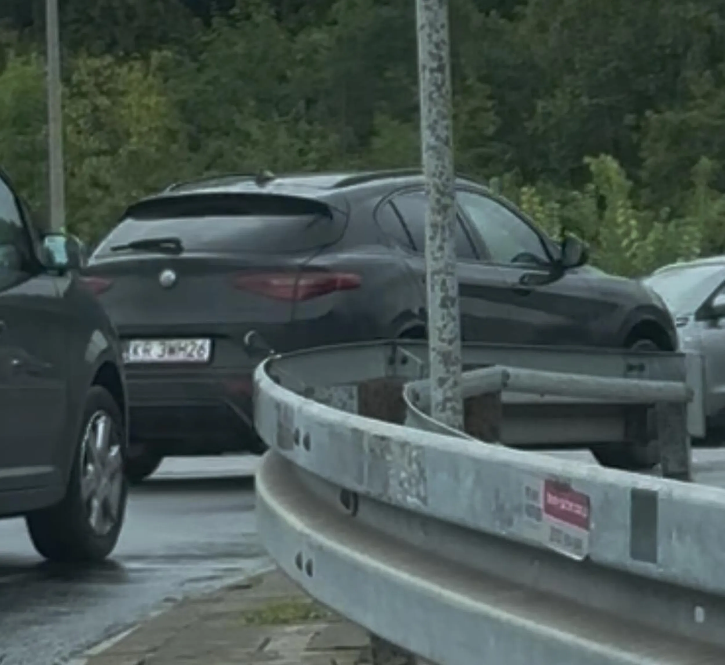 Jeździł agresywnie, stwarzał sytuacje awaryjne na drodze. Podpierał z tyłu, gwałtownie zmieniał pas bez używania kierunkowskazów, często zajeżdżając drogę innym.