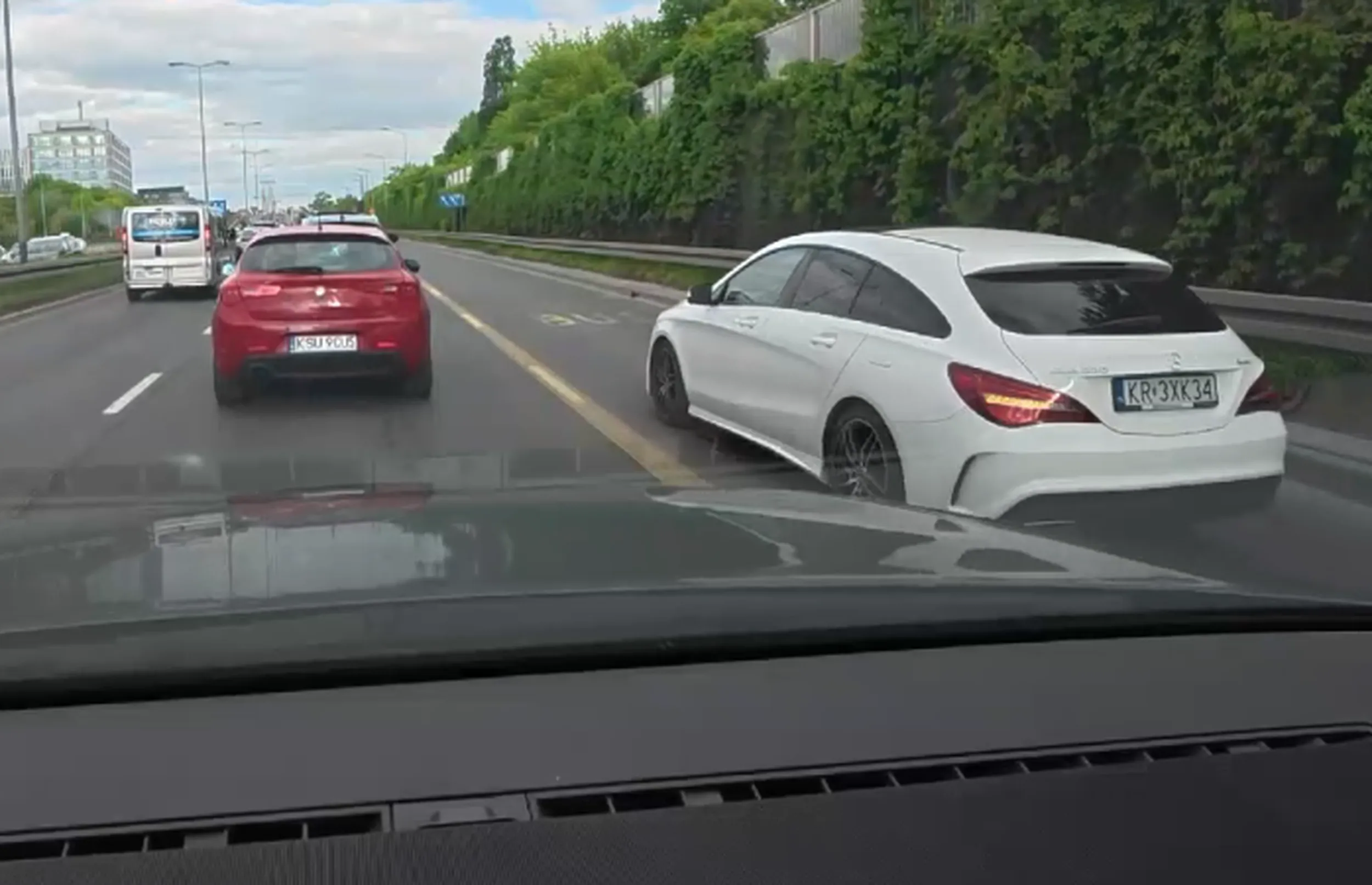 cwaniak i franca jezdzi przez ciągłą i wpycha sie na juzia