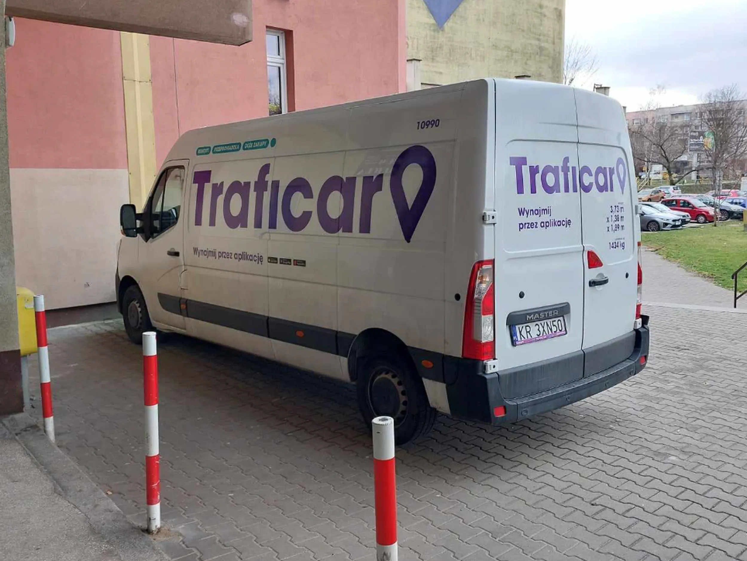 Parkowanie na środku chodnika pod samym wejściem do budynku. Ignorowanie zakazu "zakaz ruchu". Jazda wzdłuż po chodniku.