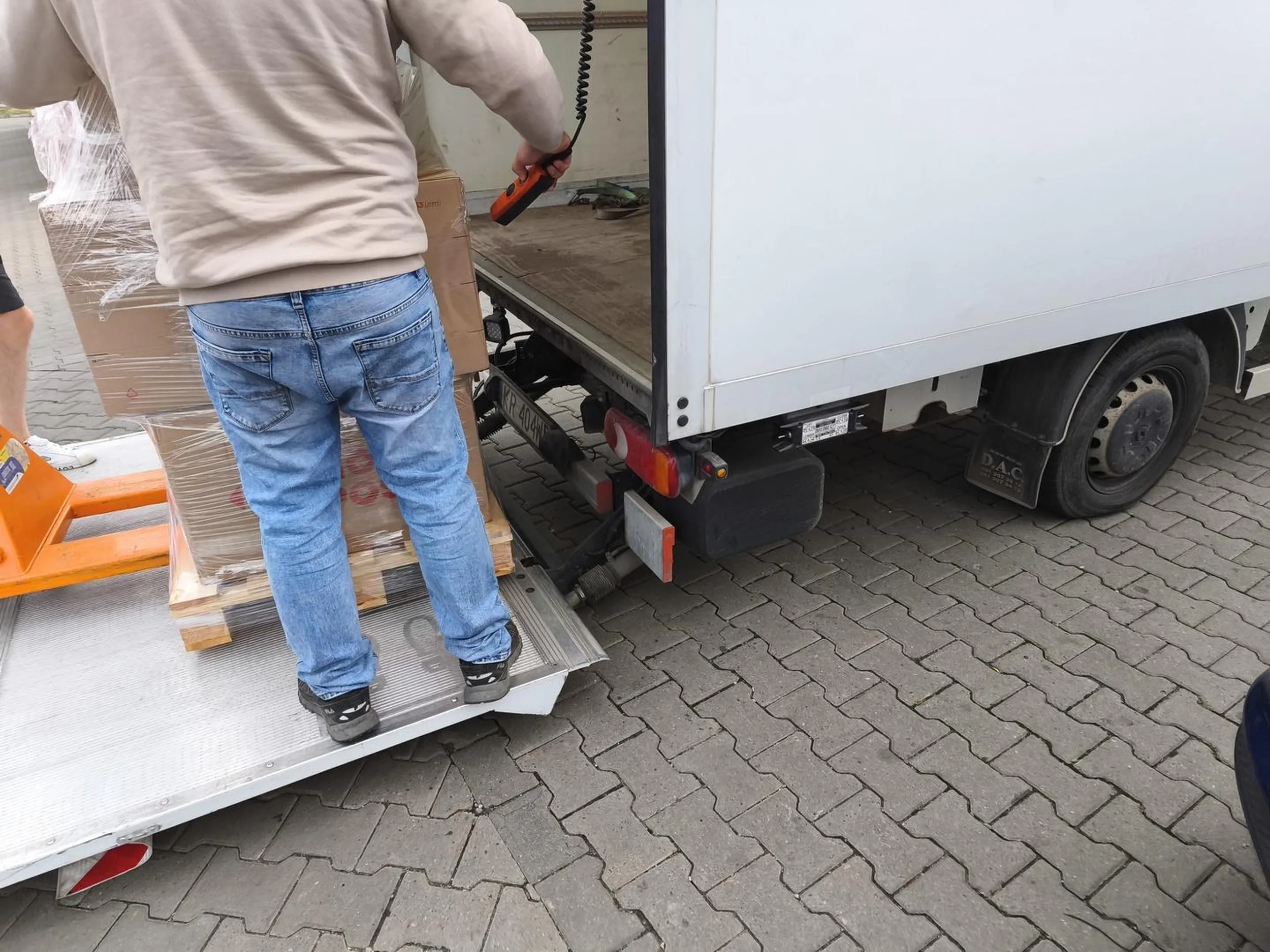 No to żeś przyjechał na rozładunek, ale innych to masz w dupie – właśnie zablokowałeś wyjazd osobówce, brawo! Naucz się gościu, kultury! ?? I nie, nie dam Ci satysfakcji i nie będę zgłaszał tego do szefa Waszej firmy na Makuszyńskiego 24, czy jakoś tak. Niech inni widzą, jak Was uczą stawać! Nie pozdrawiam.