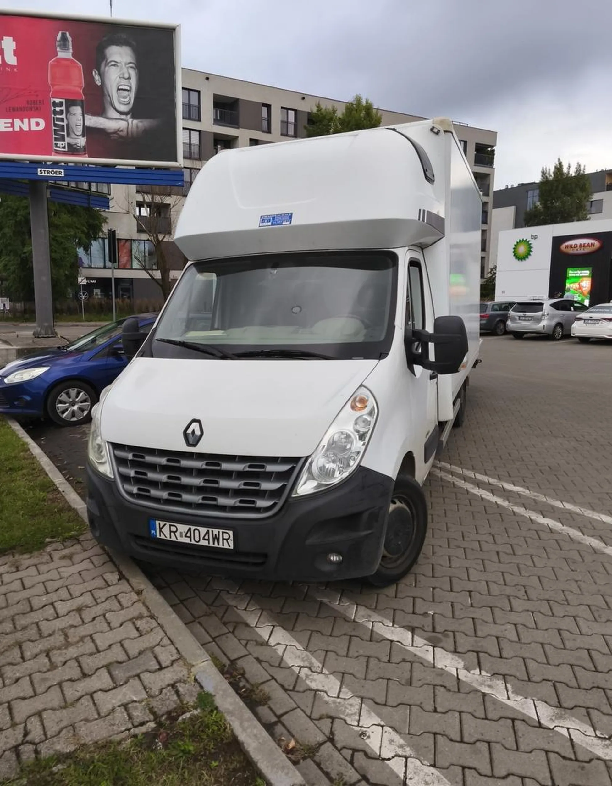 No to żeś przyjechał na rozładunek, ale innych to masz w dupie – właśnie zablokowałeś wyjazd osobówce, brawo! Naucz się gościu, kultury! ?? I nie, nie dam Ci satysfakcji i nie będę zgłaszał tego do szefa Waszej firmy na Makuszyńskiego 24, czy jakoś tak. Niech inni widzą, jak Was uczą stawać! Nie pozdrawiam.