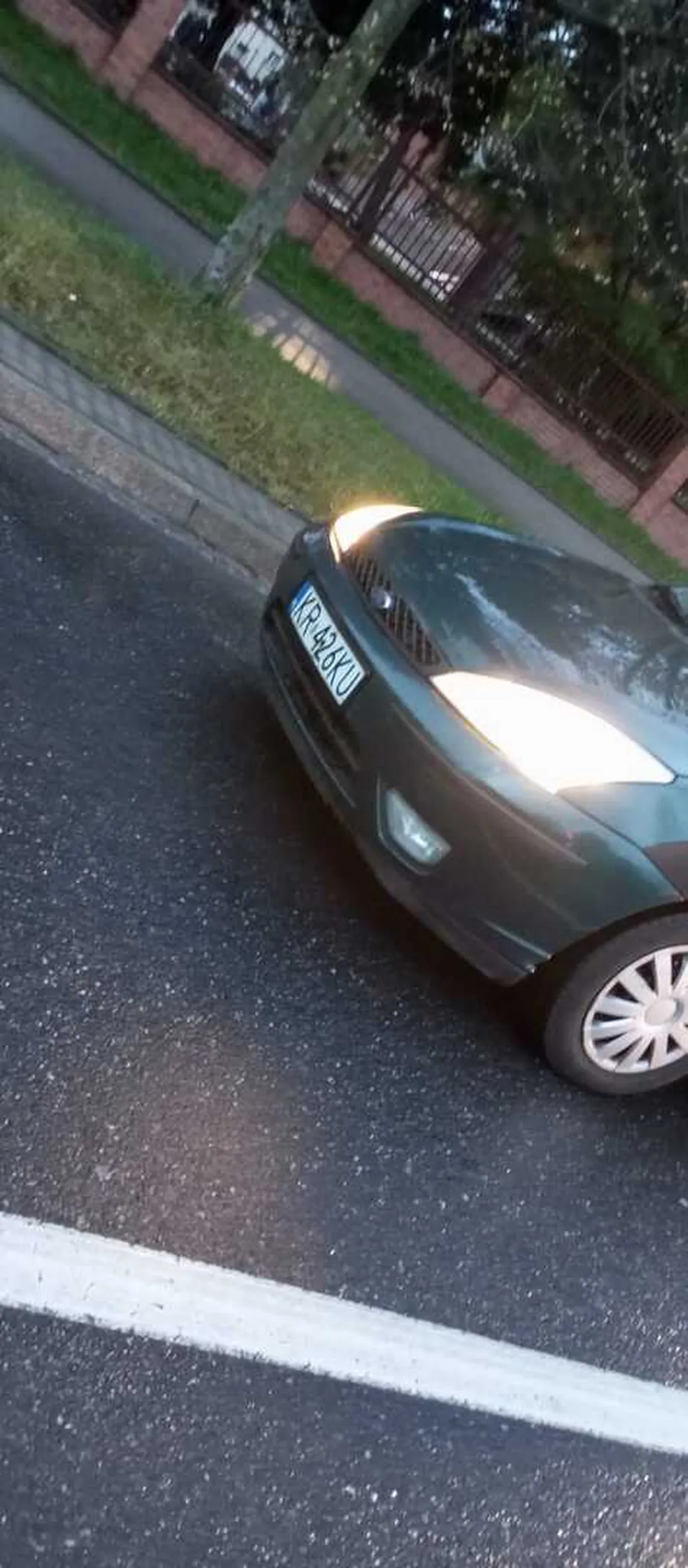 Dzisiaj , na Cwiklisnkiej, tuż za rondem plastikowym w stronę Carrefoura , ABSOLUTNE ZERO, taka kierowczyni. Jedziemy sobie z pieskiem z tylu za nia: wypatrzyła miejsce po prawej na ostatni sekundę jak już było obok jej, tak awaryjnie zahamowała ze prawie w nią wjechałem. Pies pojęcial, szczęście ze zapięty byl, hamulce prawie wyfrunęły mi. A tamta żadnego przepraszam, nic, jedzie za to stroną drogi gdzie są paski i nie można ( cały czas z kierunkowskazem). dojeżdża do świateł przy kościele, szyba w dol i sie sra. ale nie miała odwagi podjechać pod moje okno. Jutro weterynarz, kamerkę mam na przedniej szybie. Jeśli cos sie stało mojemu psu to widzimy się w sądzie.