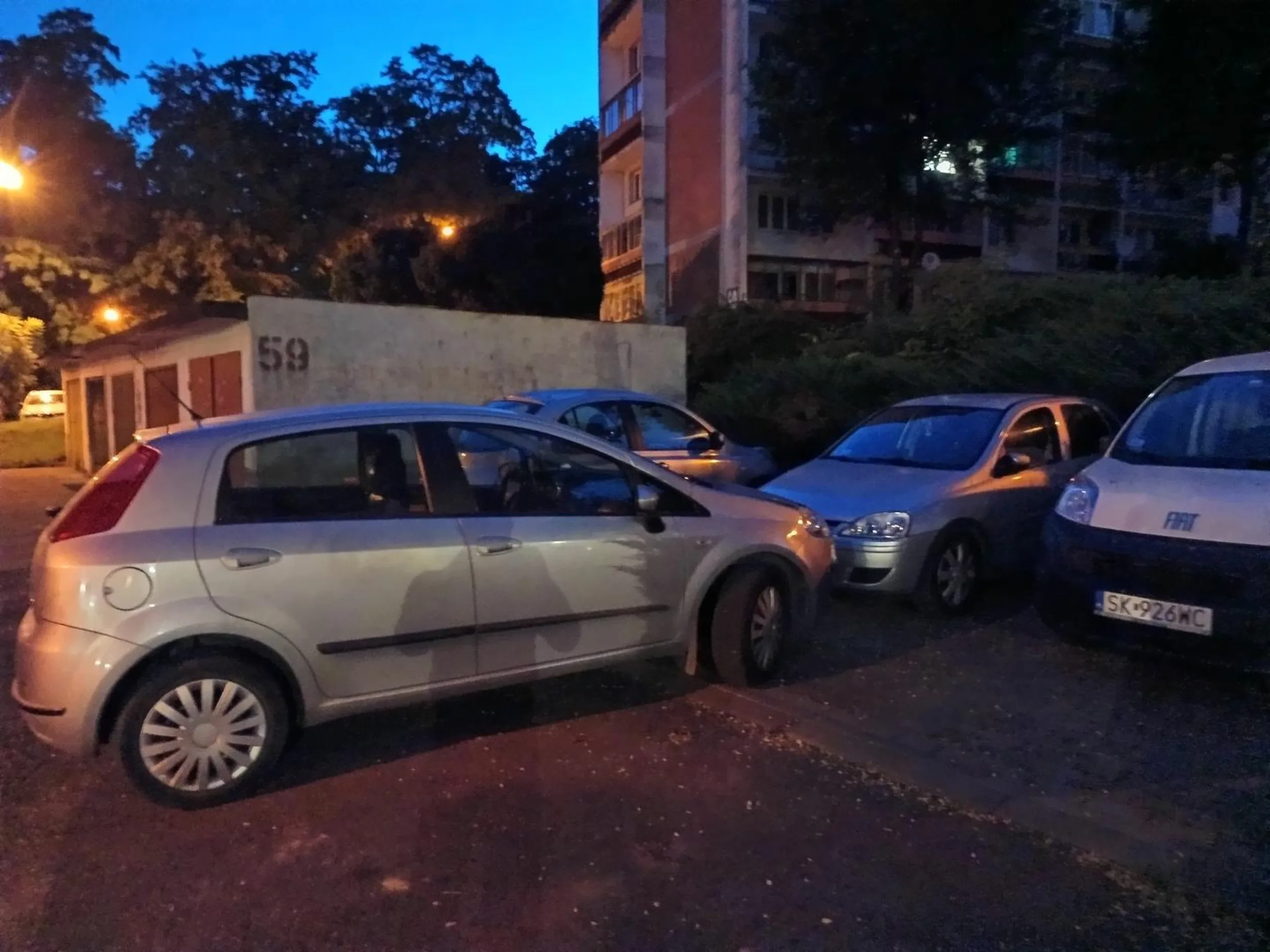 Jaśnie pan zastawia innym wyjazd z parkingu