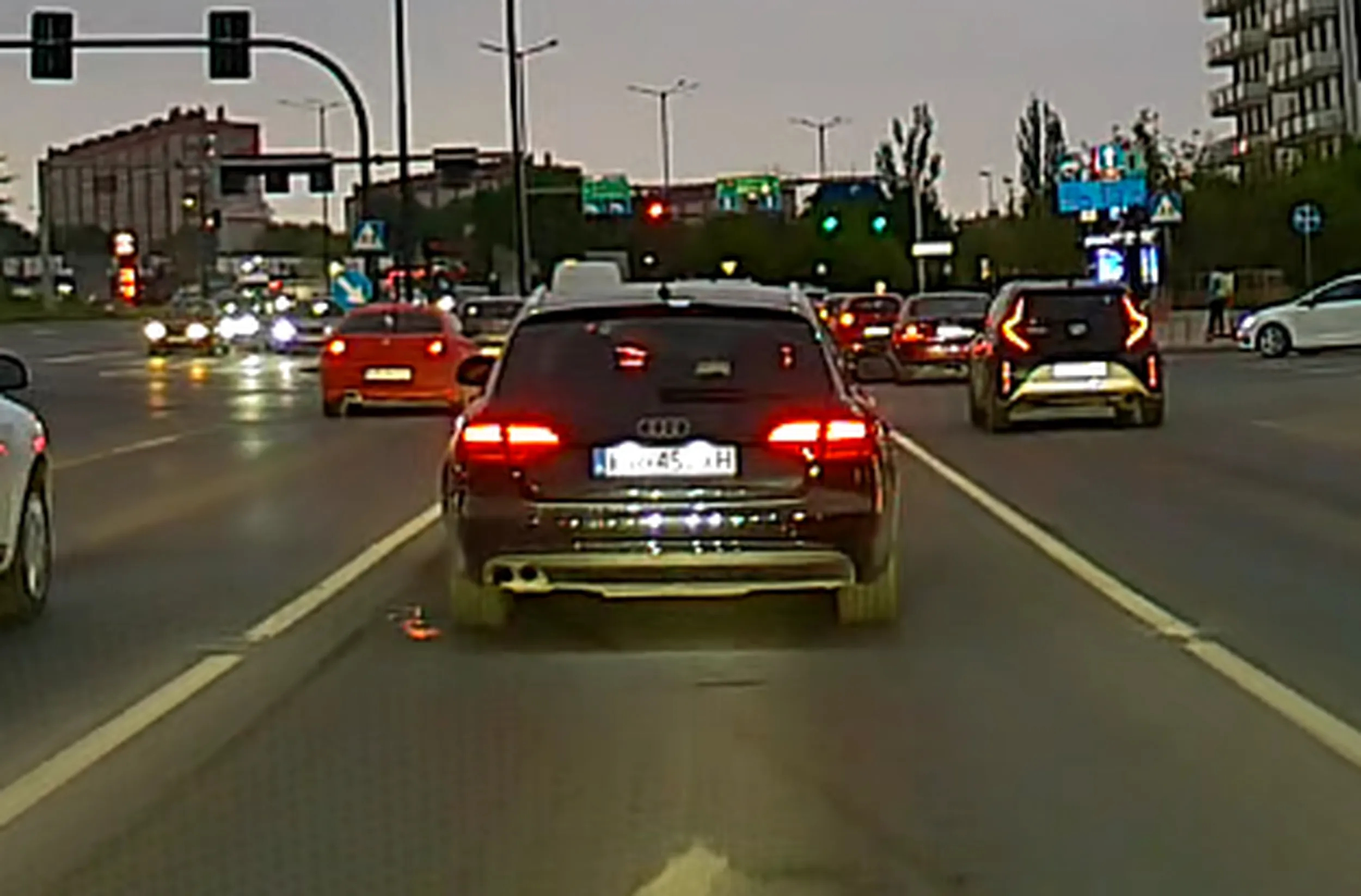 W domu też pety na dywan rzucasz śmieciarzu?