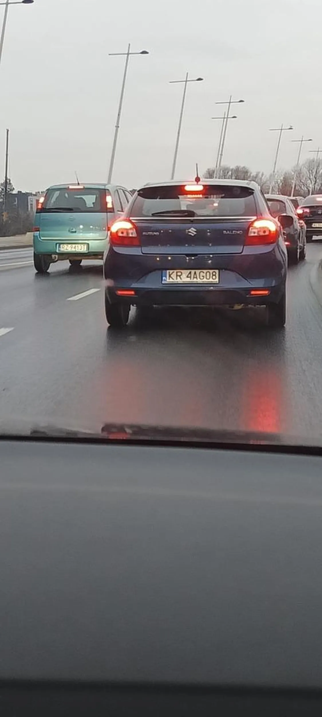 Kretyn na środku skrzyżowania zamarzył sobie zmianę pasa ruchu i nie myśląc pchał się na chama. Na szczęście inni kierujący zachowali szczególną ostrożność i nie doszło do kolizji.