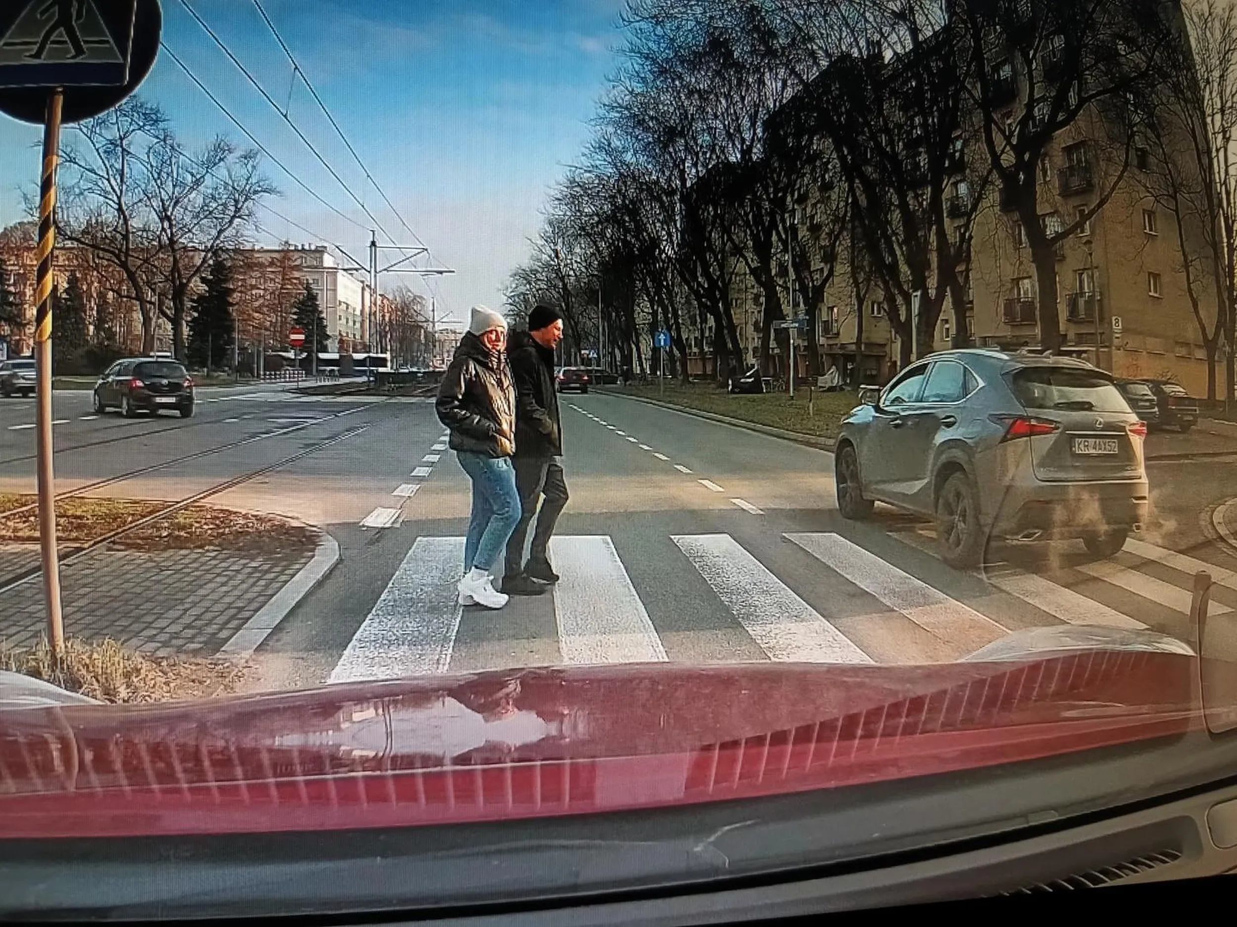 Wyprzedzanie na przejściu dla pieszych jak piesi są na przejściu.