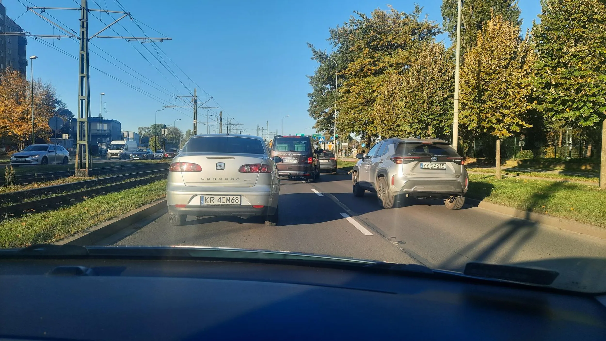 Wymusza pierwszeństwo przy zmianie pasa ruchu, nie używa kierunkowskazow. Radzę uważać.