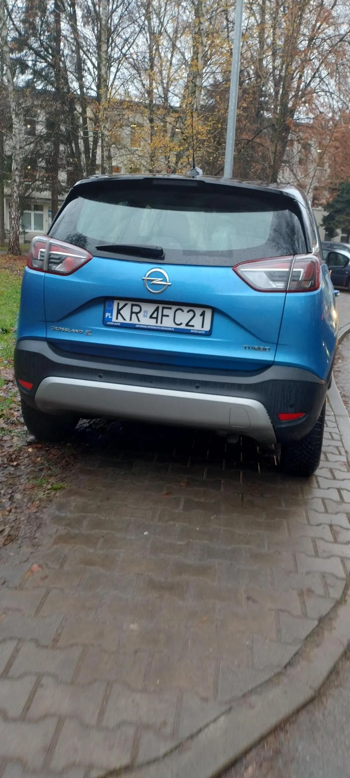 Staje ciągle na chodniku