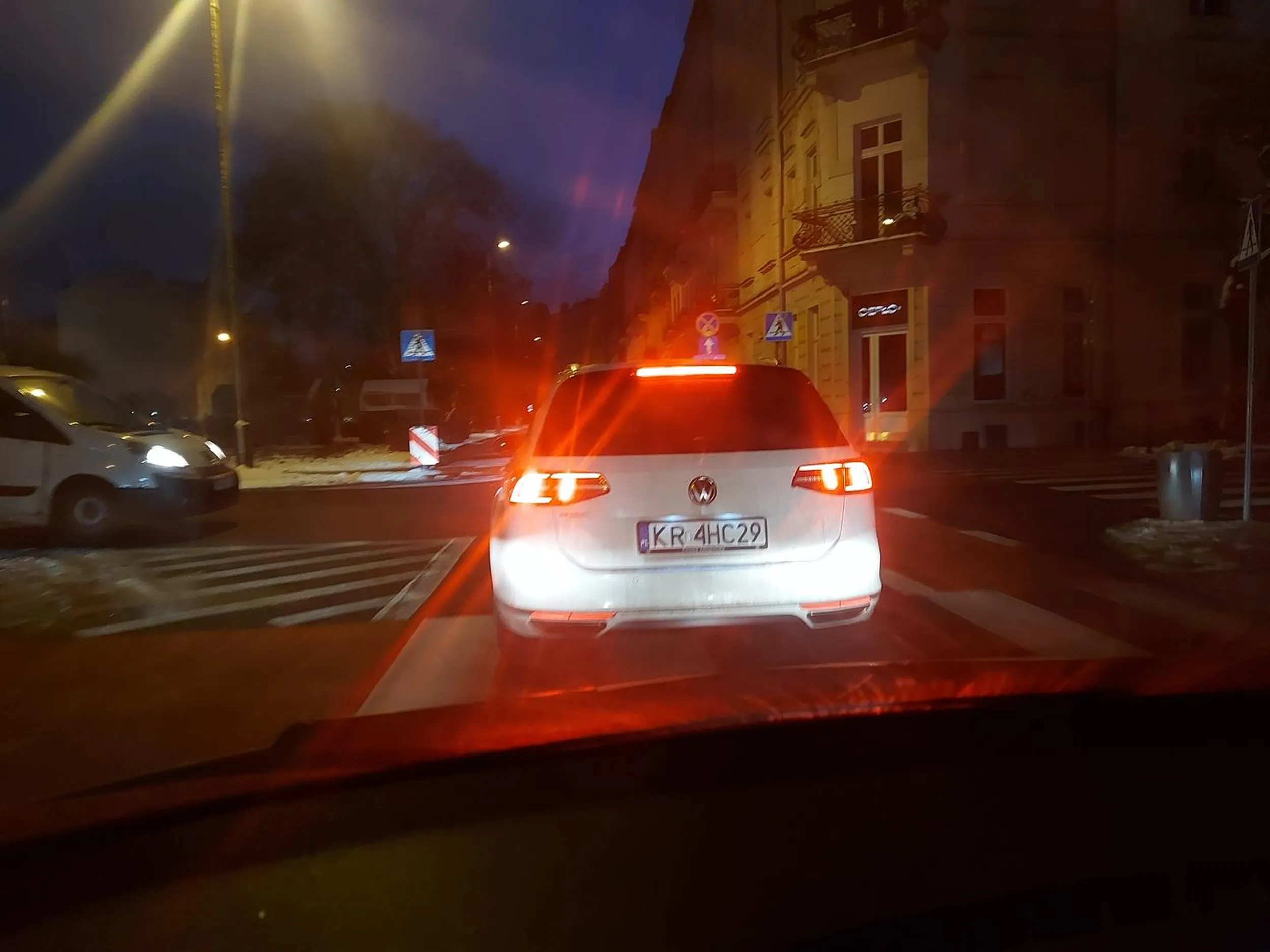 Kierowca stwarzajacy niebezbieczenstwo na drodze. Wymusza pierwszenstwo, wjeżdża na sasiedni pas zajeżdzajac drogę. Drogowy koszmar.