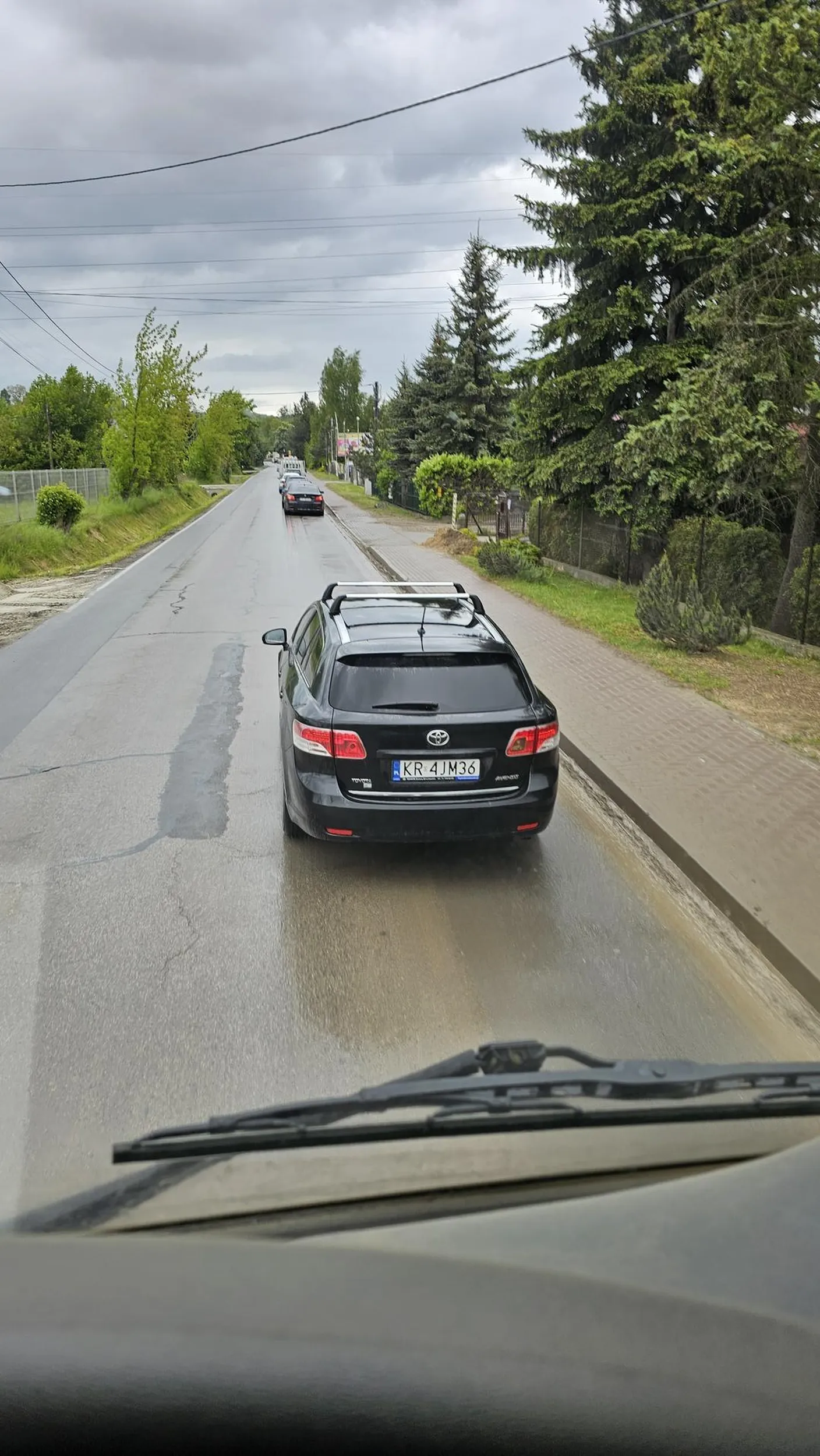 W korku się jedzie do przodu a nie bawi się telefon. Przez takich jak ty robią się dłusze korki bo nie podjeżdżają tylko bawią się telefonami.