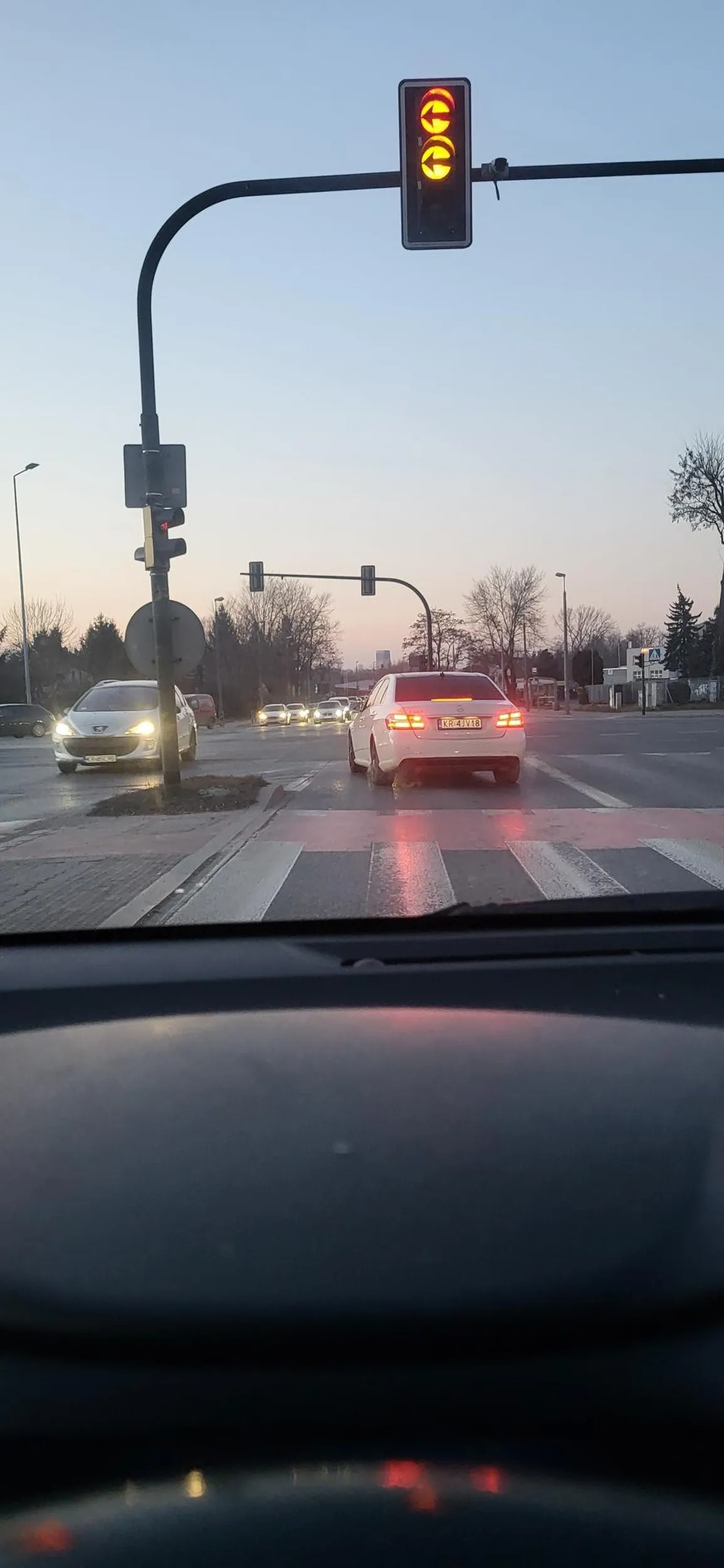 Wyjazd z innego pasuje pod światła na skret